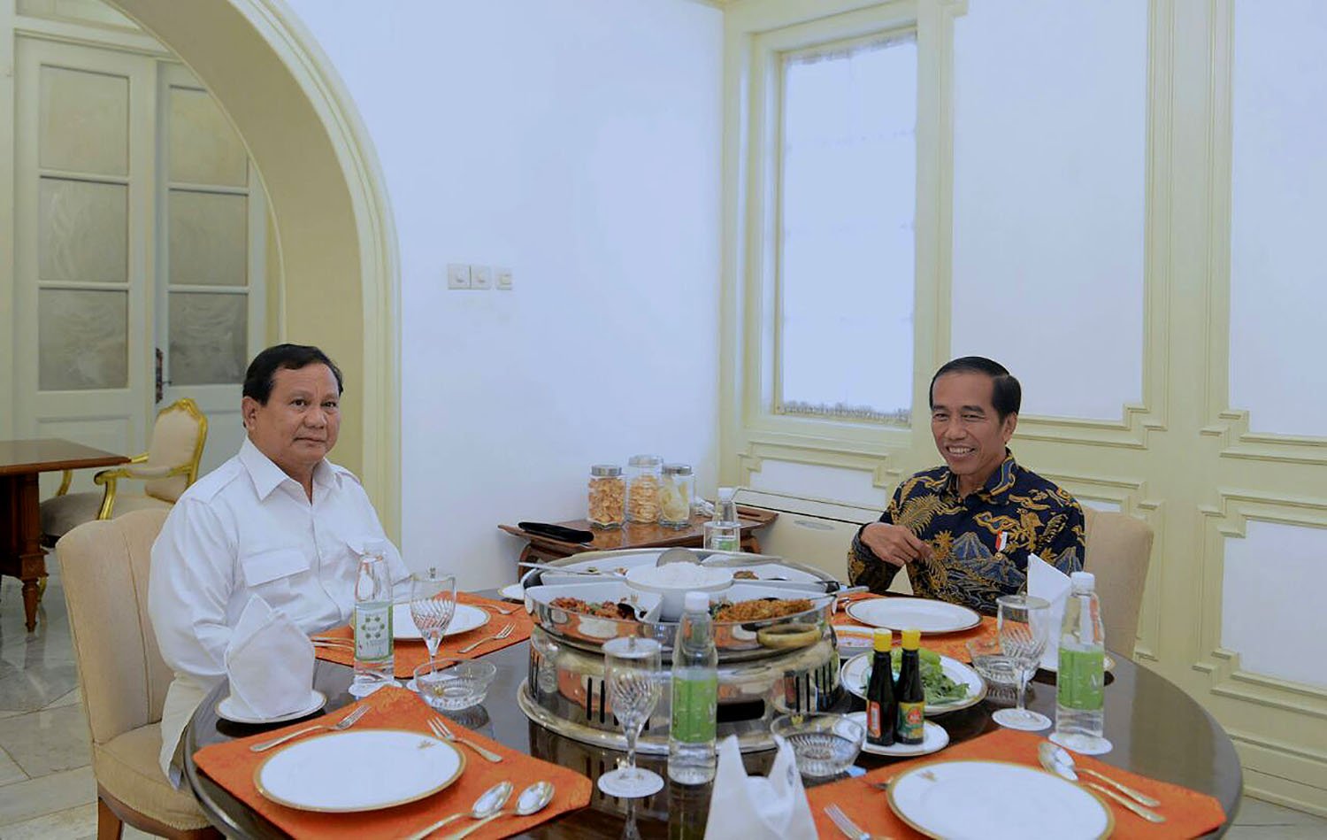 Pertemuan Presiden Joko Widodo dengan Prabowo Subianto di Istana Merdeka, Jakarta, Kamis (17/11).