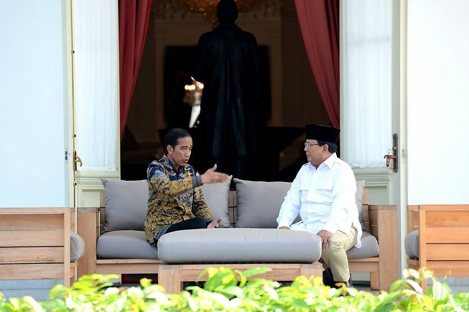 Presiden Joko Widodo dan Ketua Umum Partai Gerindra Prabowo Subianto bercakap-cakap di teras belakang Istana Merdeka, Jakarta, Kamis (17/11). Keduanya membahas sejumlah masalah kebangsaan terkini.