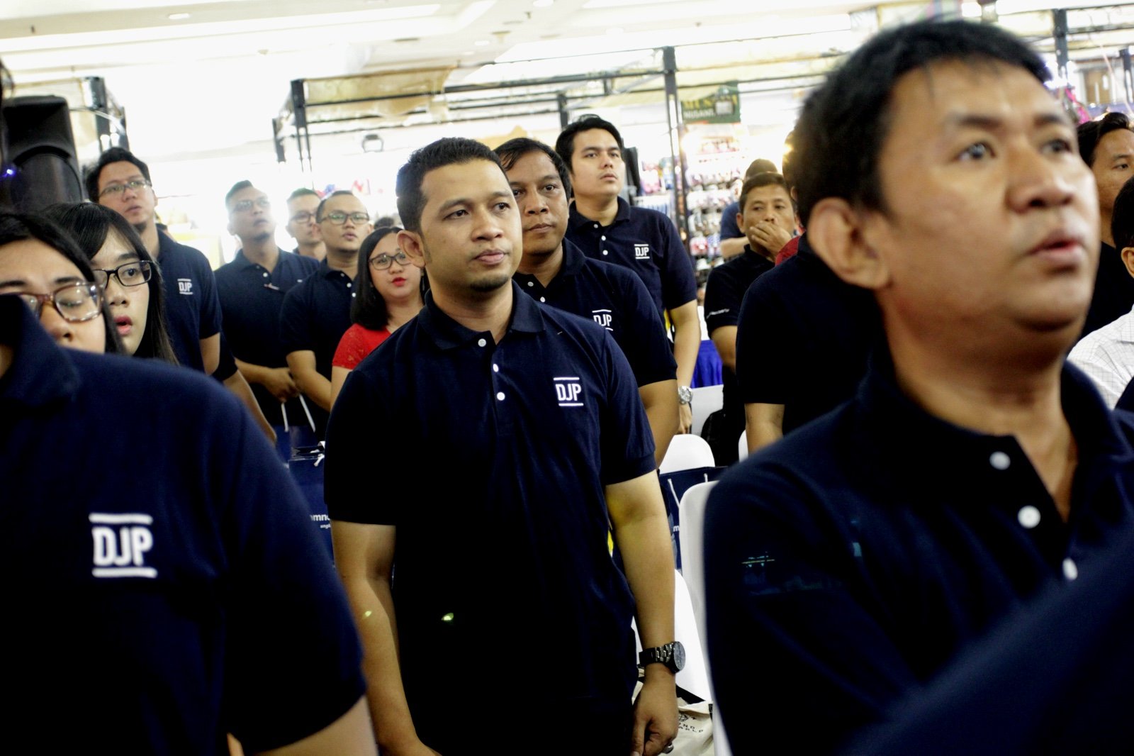 Petugas pajak menyanyikan lagu Indonesia Raya sebelum melakukan sosialisasi tax amnesty untuk UMKM di pusat perbelanjaan dan grosir tekstil, Thamrin City, Jakarta, Kamis (1/12). 