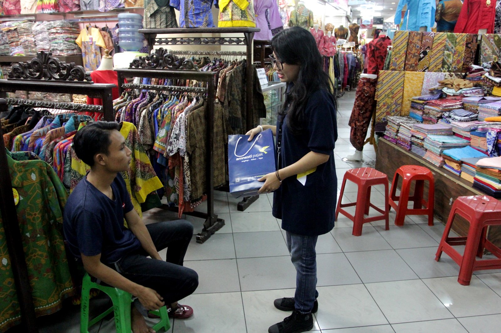 Suasana sosialisasi tax amnesty untuk UMKM di pusat perbelanjaan dan grosir tekstil, Thamrin City, Jakarta, Kamis (1/12).