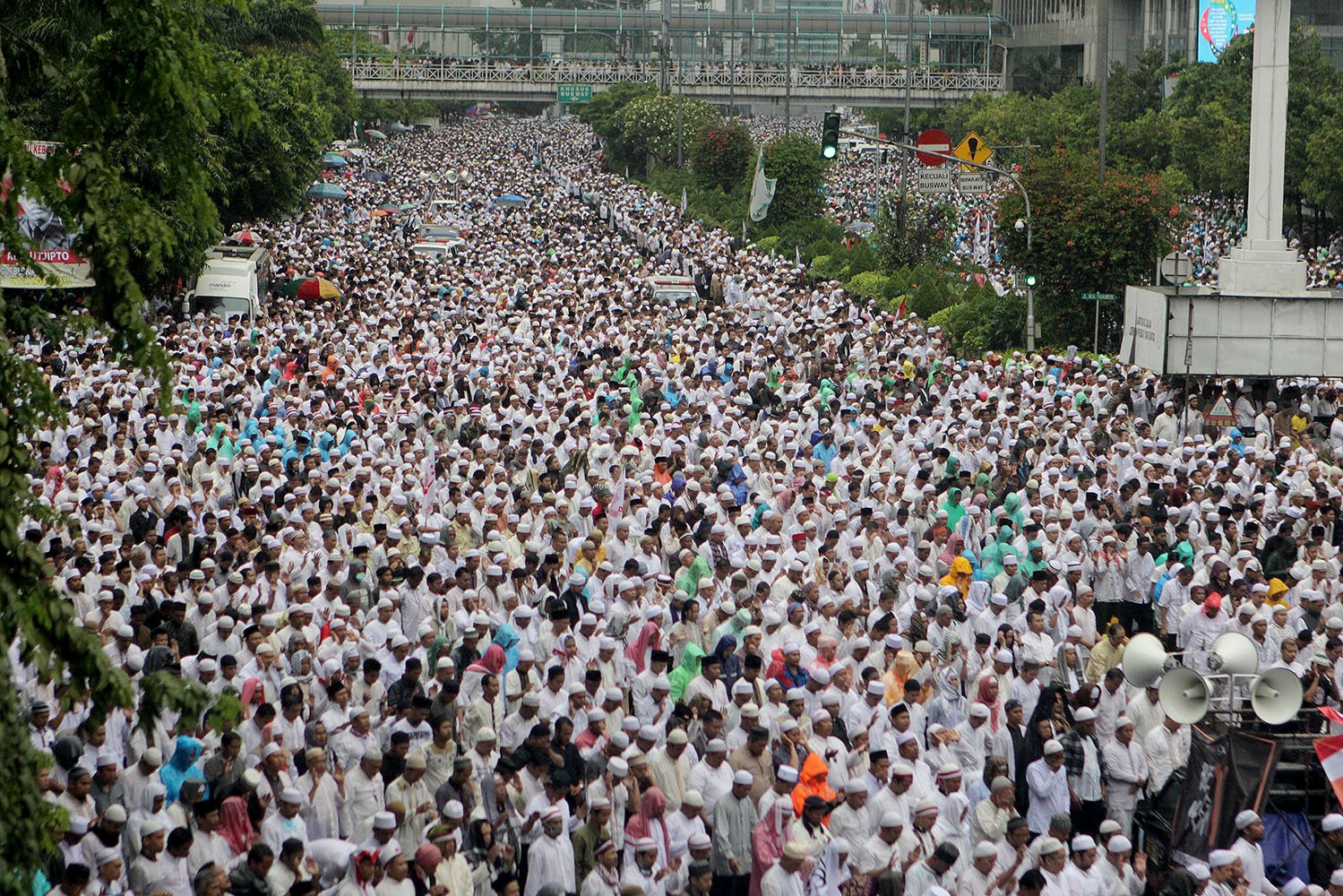 Ribuan umat Islam melaksanakan salat Jumat saat Aksi Bela Islam III membludak hingga ke jalan MH Thamrin, Jakarta.