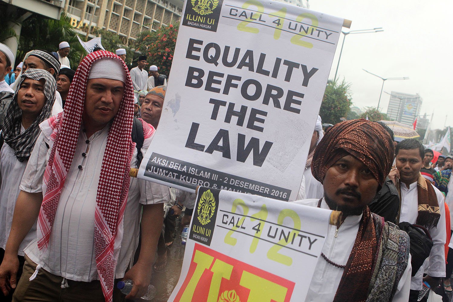 Gerakan Nasional Pengawal Fatwa Majelis Ulama Indonesia (GNPF MUI) berdatangan dari berbagai daerah dalam rangka Aksi Bela Islam III menuntut ditangkapnya Basuki Tjahaja Purnama (Ahok) terkait penistaan agama di Jakarta.