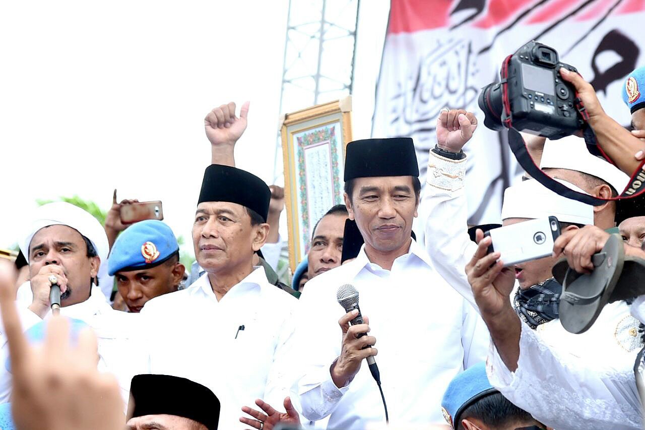 Presiden Joko Widodo bersama Menko Polhukam Wiranto ditengah-tengah masa aksi di Silang Monas Jakarta.