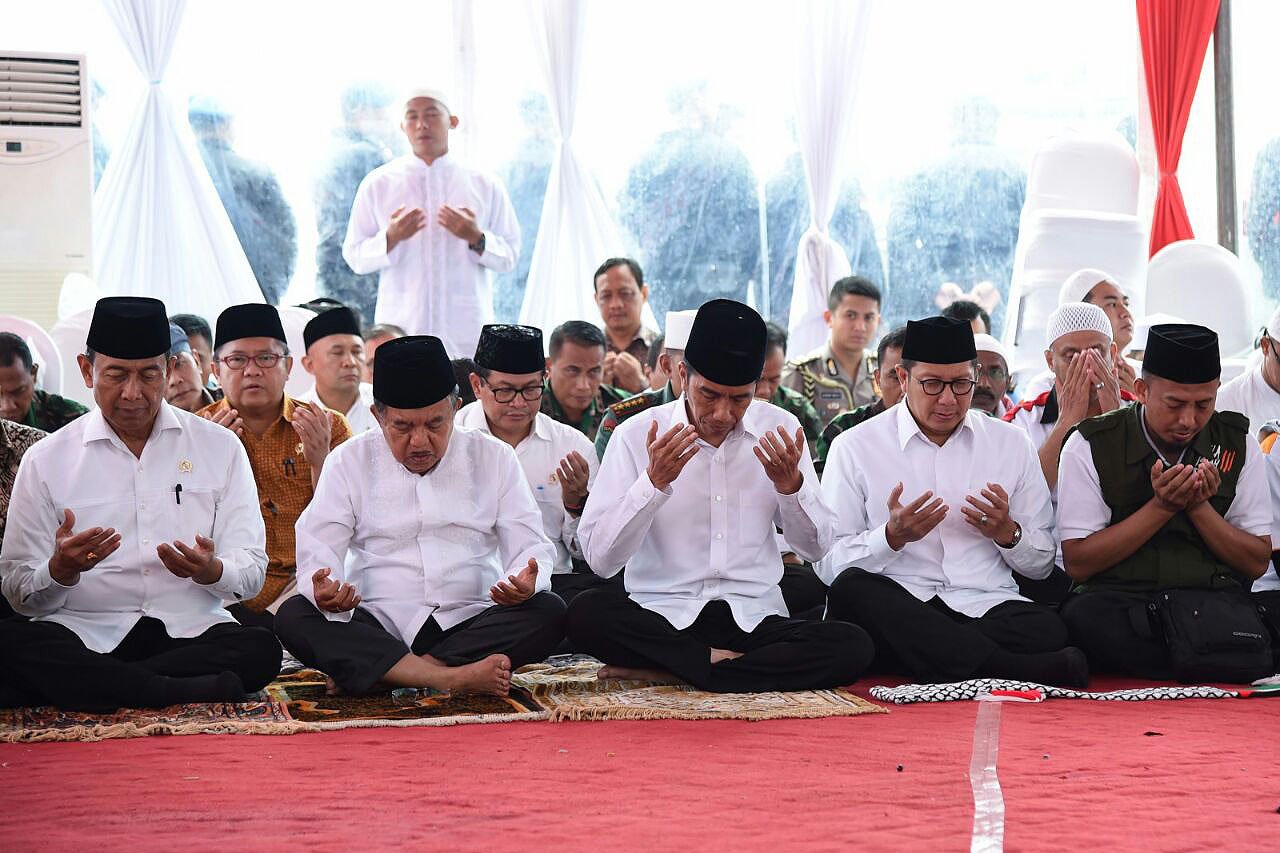 Jokowi dan JK salat Jumat di bawah tenda yang ada di sisi barat Monas. Di sisi kiri Jokowi ada Menag Lukman Hakim Saifuddin sementara di sisi kanan JK ada Menko Polhukam Wiranto. Ada pula Panglima TNI Jenderal Gatot Nurmantyo di baris belakang Jokowi. 