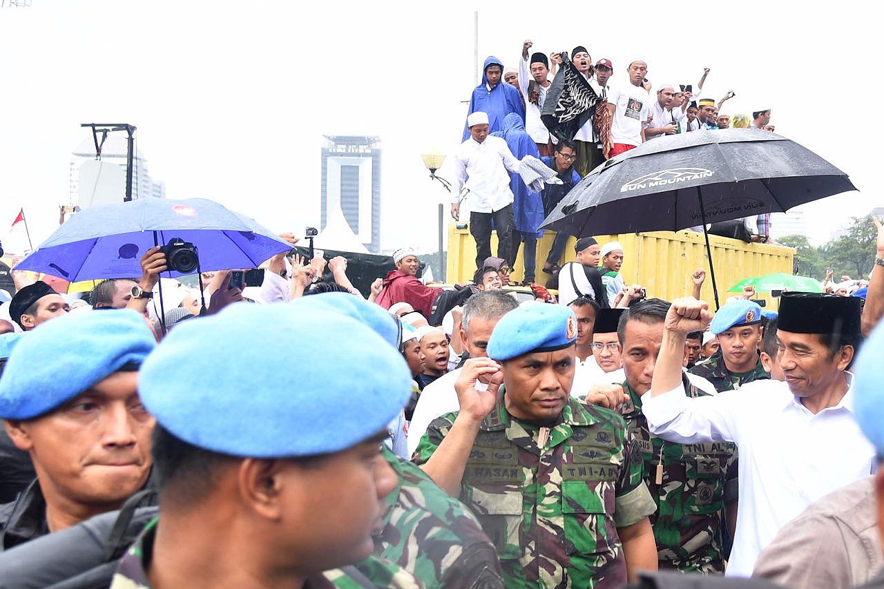 Presiden Joko Widodo dikawal sejumlah personil pasukan pengamanan presiden di lokasi aksi di Silang Monas, Jakarta.