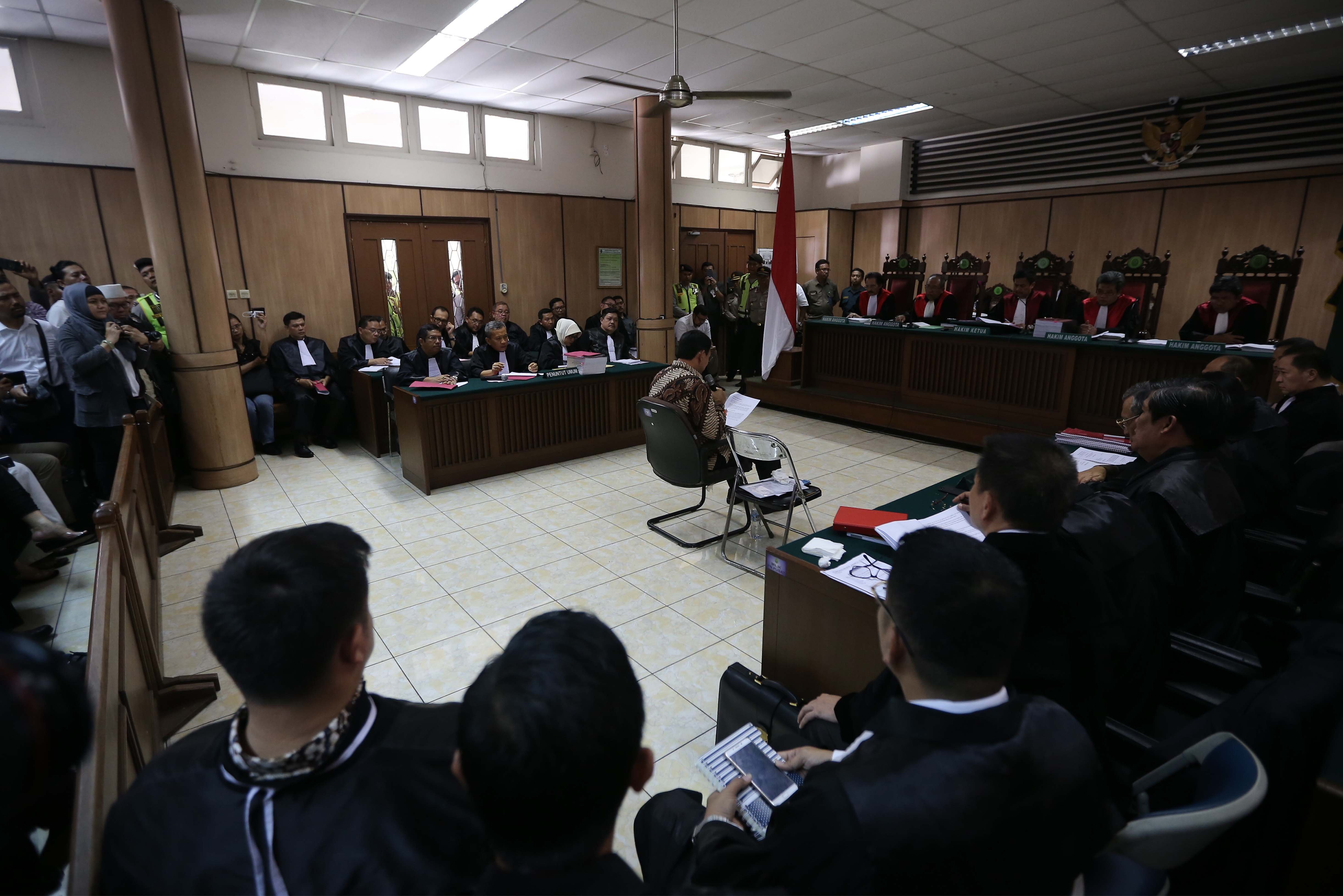 Sidang perdana kasus dugaan penistaan agama dengan tersangka Gubernur nonaktif DKI Jakarta Basuki Tjahaja Purnama (Ahok) di bekas Gedung Pengadilan Negeri Jakarta Pusat, Jalan Gajah Mada, Jakarta Pusat, Selasa (13/12).