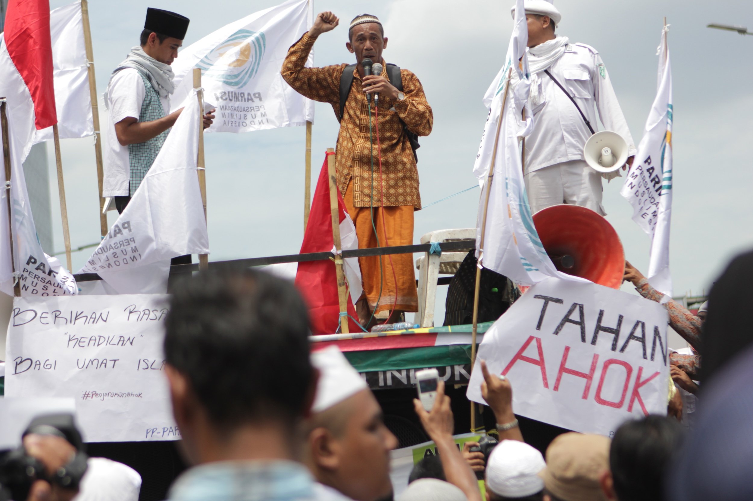 Puluhan massa melakukan aksi demonstrasi di depan bekas gedung Pengadilan Jakarta Pusat, Jakarta, Selasa (13/12). saat Ahok membacakan nota keberatan dalam sidang perdana kasus dugaan penodaan agama.