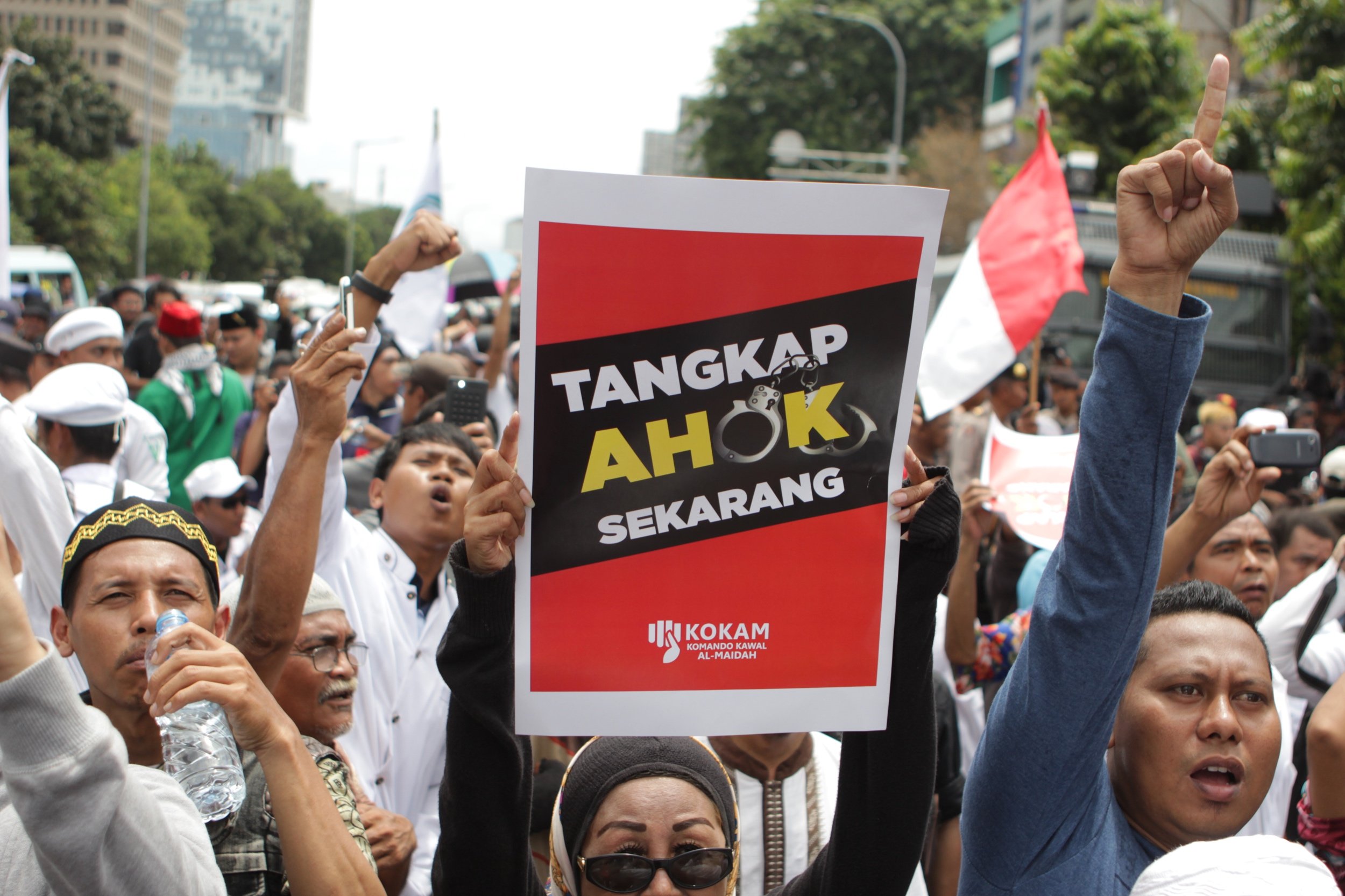 Puluhan massa melakukan aksi demonstrasi di depan bekas gedung Pengadilan Jakarta Pusat, Jakarta, Selasa (13/12). saat Ahok membacakan nota keberatan dalam sidang perdana kasus dugaan penodaan agama.