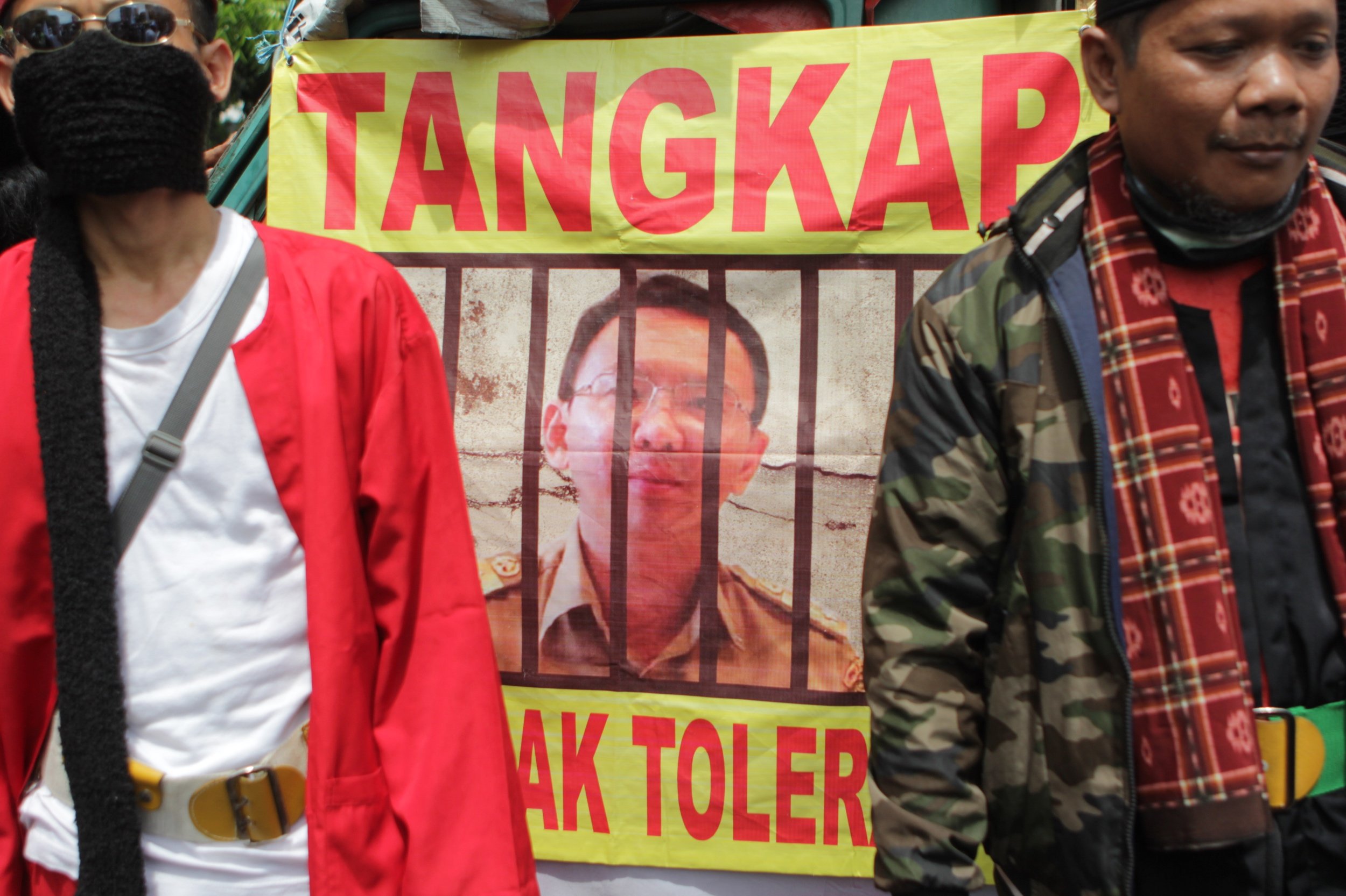 Aksi demonstrasi puluhan massa menuntut penahanan Ahok di depan bekas gedung Pengadilan Jakarta Pusat, Jakarta, Selasa (13/12). saat sidang perdana kasus dugaan penodaan agama oleh Gubernur nonaktif DKI Jakarta tersebut.