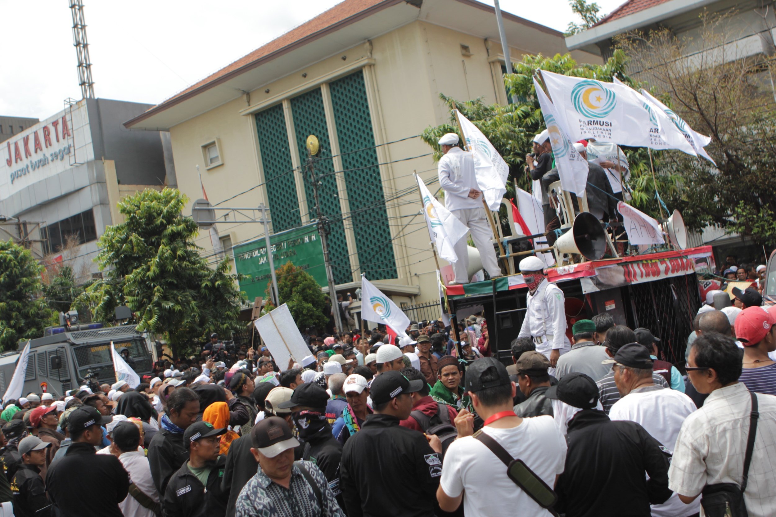 Puluhan orang dari berbagai organisasi kemasyarakatan dan tergabung dalam GNPF MUI berunjuk rasa di depan bekas gedung Pengadilan Jakarta Pusat, Jakarta, Selasa (13/12), saat Ahok membacakan nota keberatan dalam sidang perdana kasus dugaan penodaan agama.