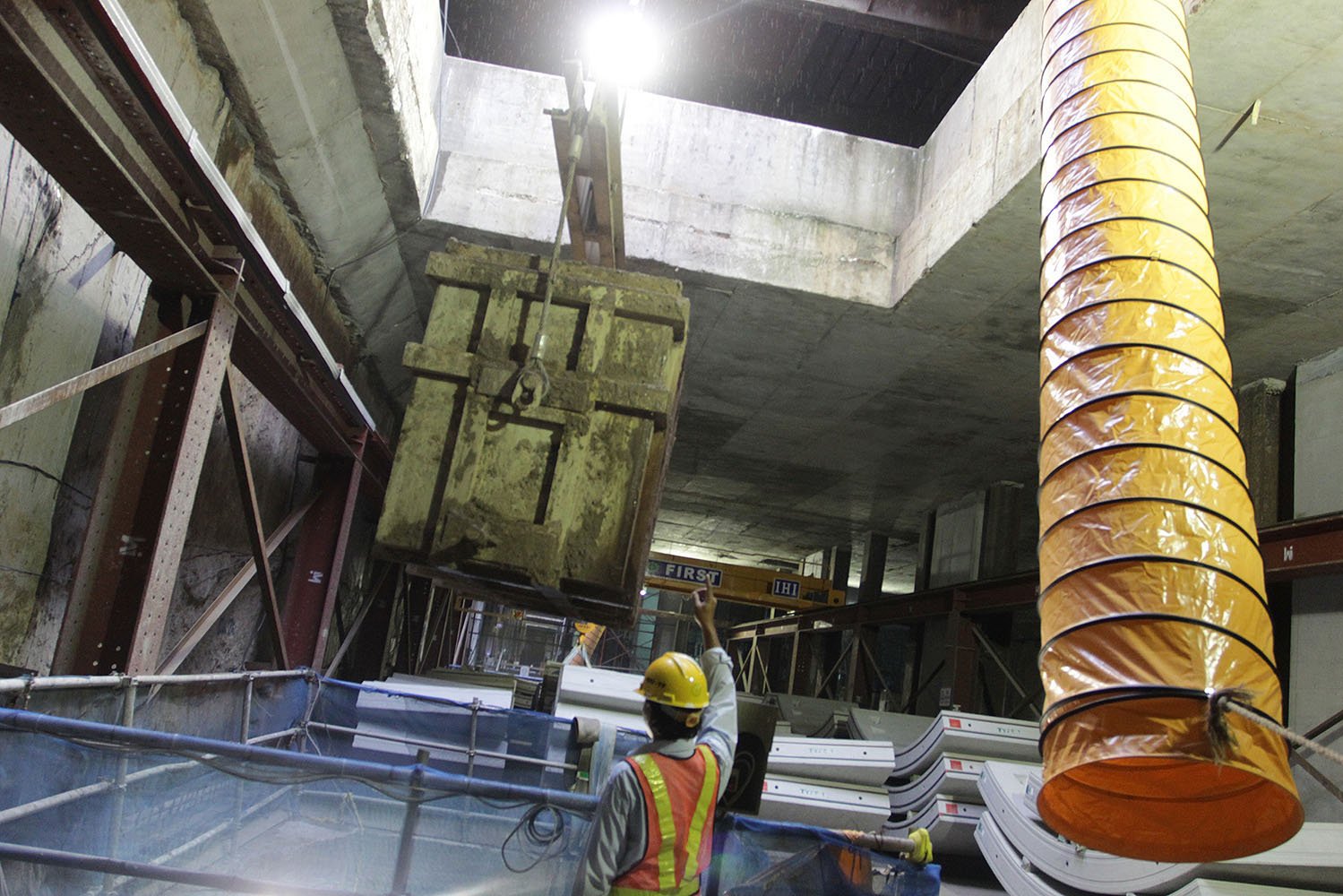 Aktivitas pengerjaan bagian terowongan bawah tanah yang merupakan proyek pembangunan kereta massal atau Mass Rapid Transit (MRT) di kawasan Bundaran Hotel Indonesia, Jakarta, Rabu (14/12).
