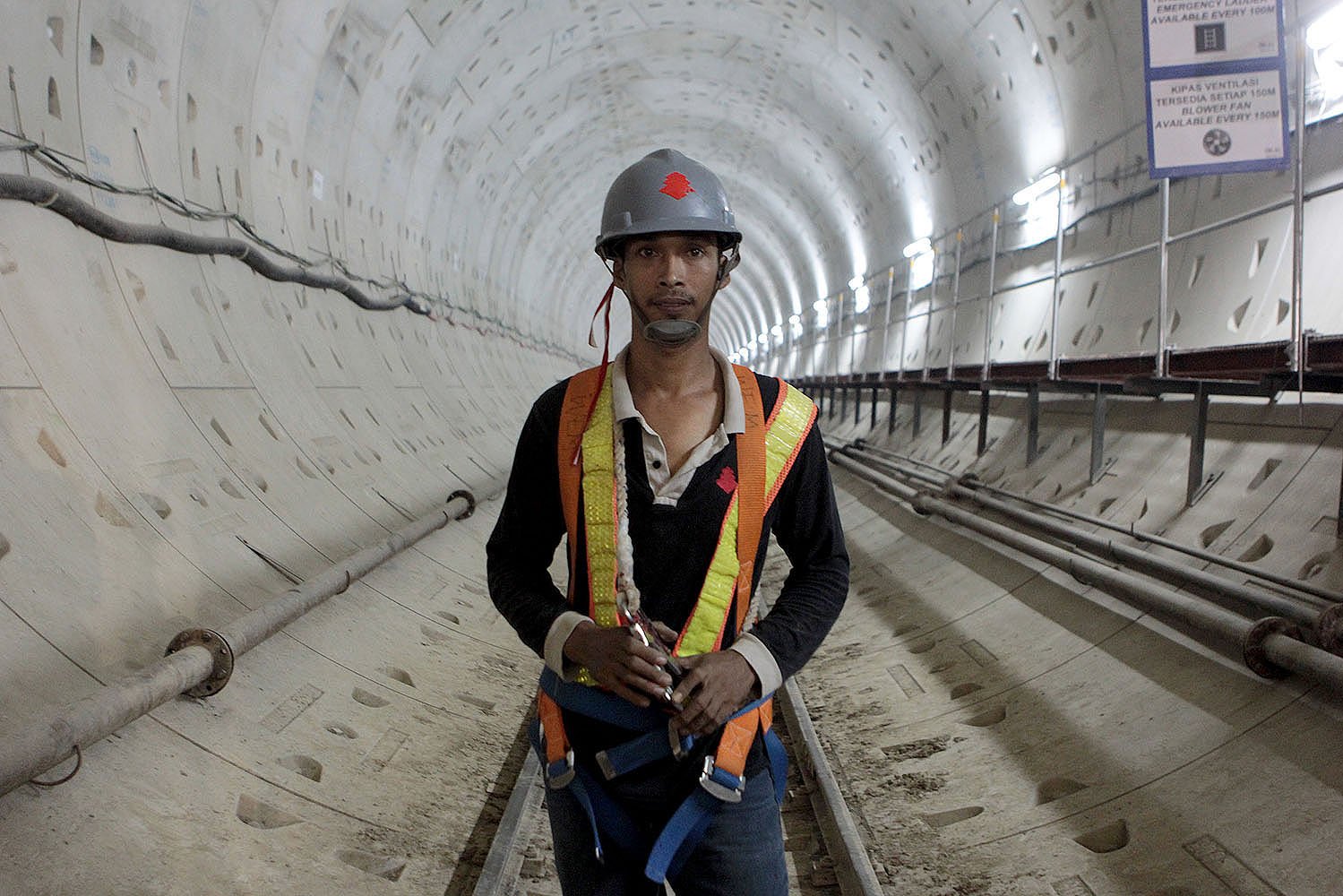 Hemin (30 tahun), bekerja mengecat pipa di terowongan bawah tanah, yang merupakan bagian dari proyek pembangunan kereta massal atau Mass Rapid Transit (MRT) di kawasan Bundaran Hotel Indonesia, Jakarta, Rabu (14/12).