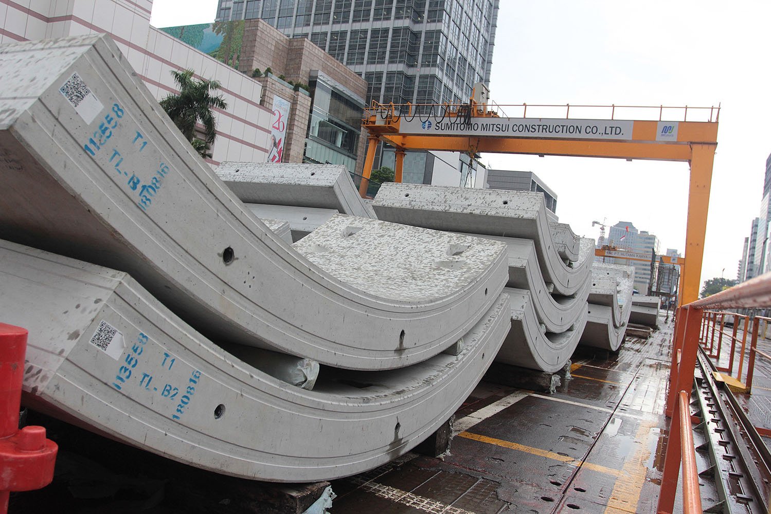 Tumpukan panel sekmen penutup badan terowongan bawah tanah, yang merupakan bagian dari proyek pembangunan kereta massal atau Mass Rapid Transit (MRT) di kawasan Bundaran Hotel Indonesia, Jakarta, Rabu (14/12).