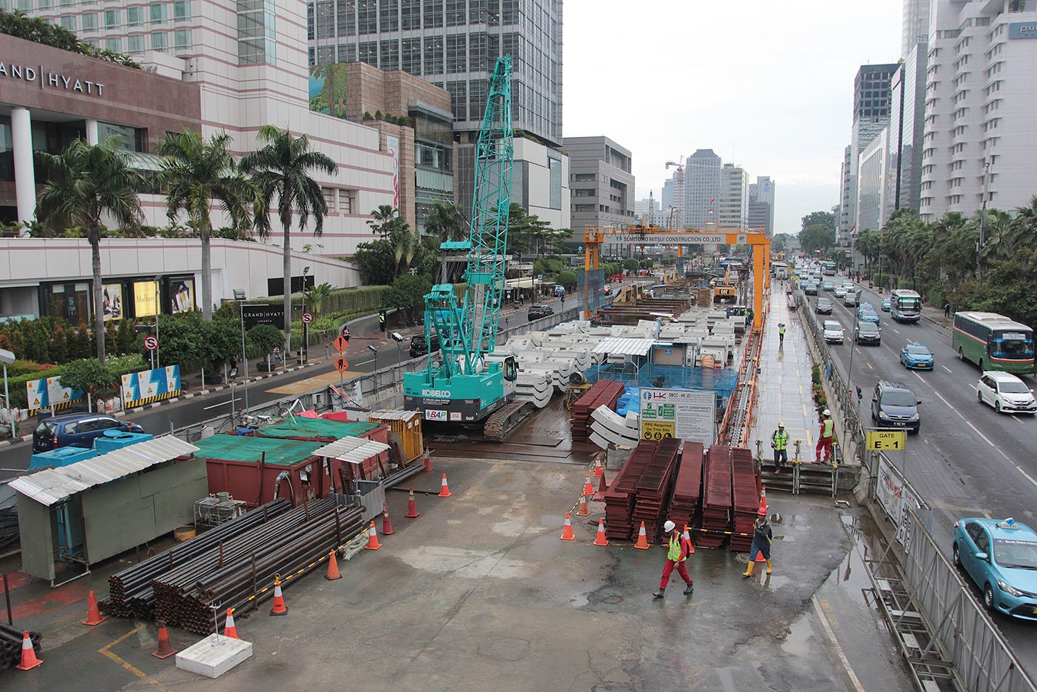 Suasana proyek pembangunan kereta massal atau Mass Rapid Transit (MRT) di atas permukaan tanah, kawasan Bundaran Hotel Indonesia, Jakarta, Rabu (14/12).