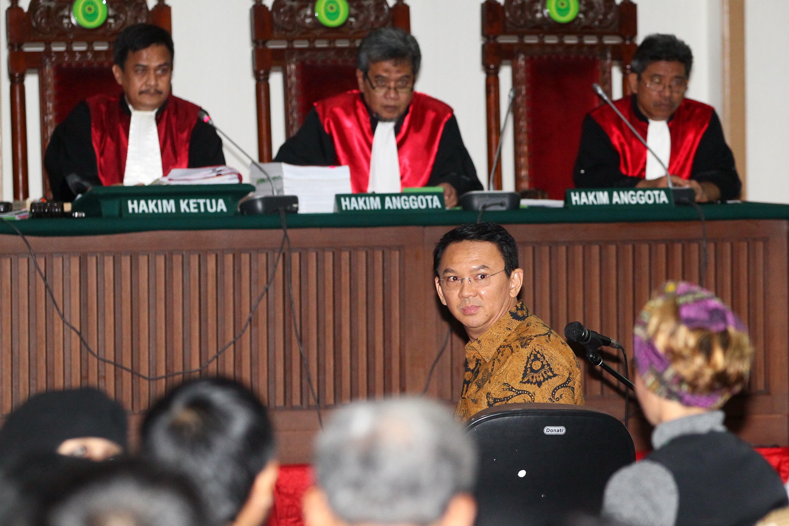 Basuki Tjahja Purnama (Ahok) saat persidangan keempat beragendakan mendengar keterangan enam saksi dari pihak Jaksa Penuntut Umum (JPU), di Jakarta Selatan, Selasa (3/1).