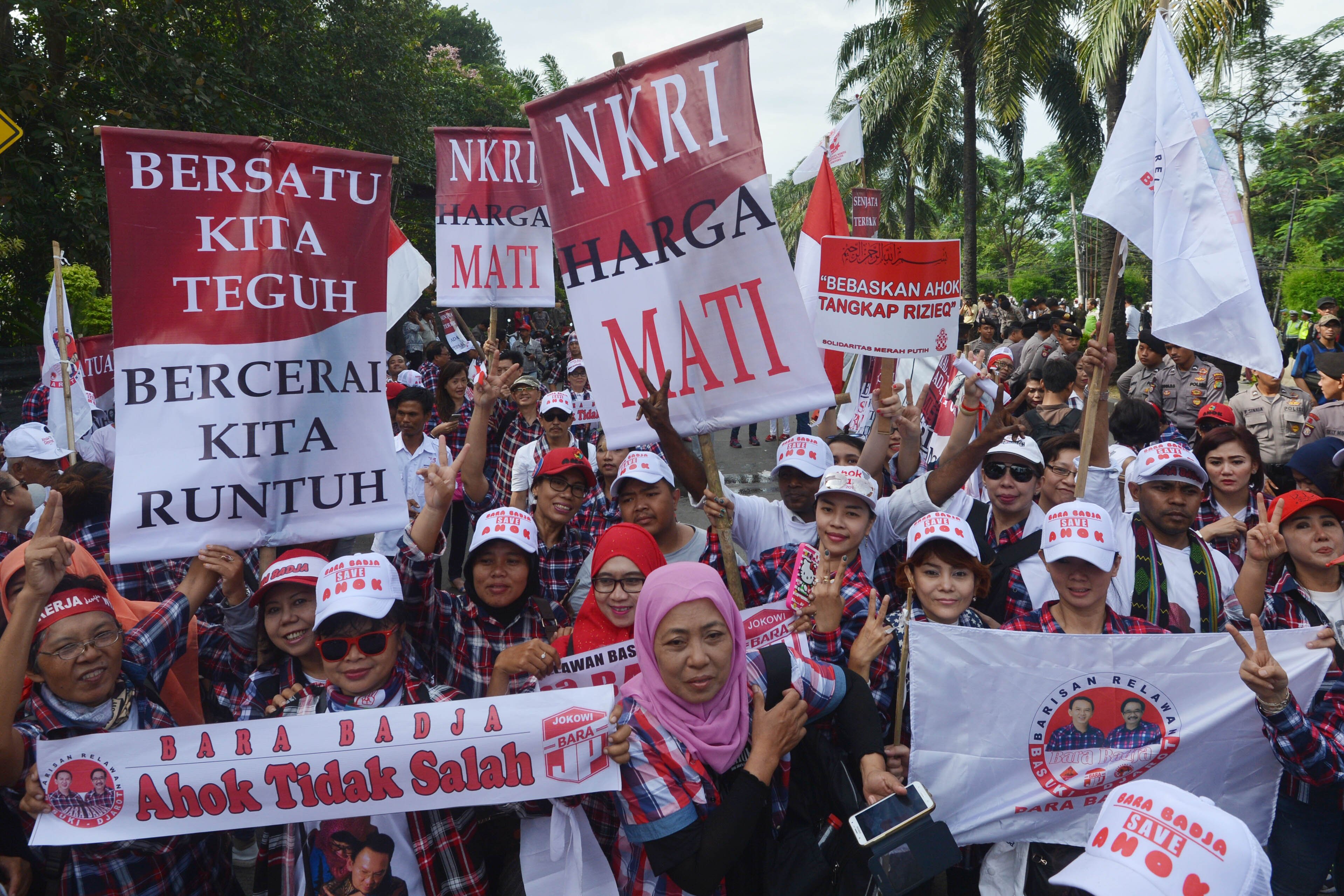 Massa melakukan aksi unjuk rasa di luar ruang persidangan kasus dugaan penistaan agama dengan terdakwa Gubernur nonaktif DKI Jakarta Basuki Tjahaja Purnama di depan Kementerian Pertanian, Jakarta, Selasa (3/1). Sidang lanjutan tersebut beragenda mendengarkan keterangan saksi-saksi.