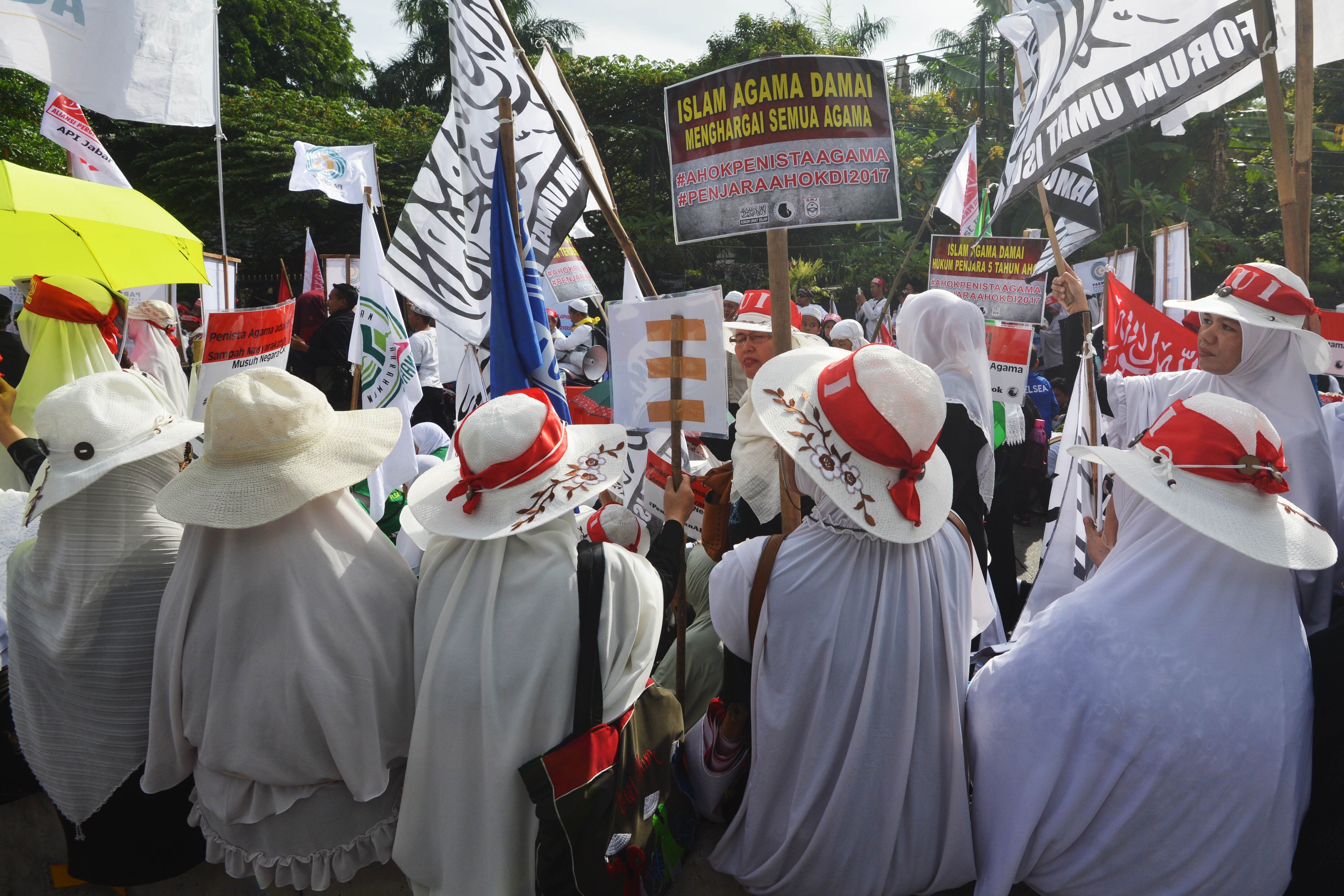 Massa aksi unjuk rasa menuntut proses hukum terdakwa Gubernur nonaktif DKI Jakarta Basuki Tjahaja Purnama , Jakarta, Selasa (3/1).