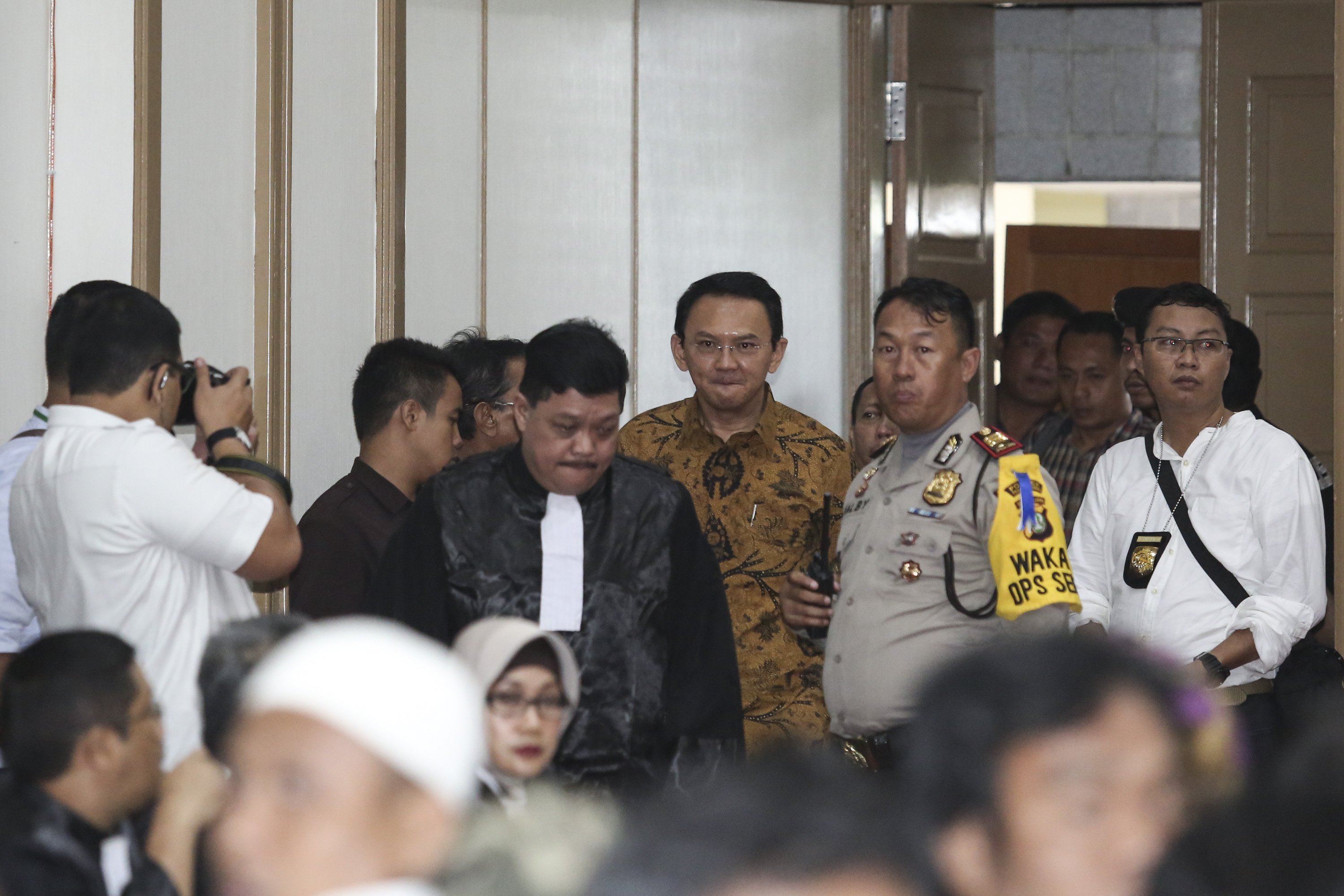 Gubernur DKI Jakarta non aktif Basuki Tjahaja Purnama (Ahok) mengikuti persidangan lanjutan atas kasusnya di auditorium Kementrian Pertanian, Jakarta, Selasa (3/1)