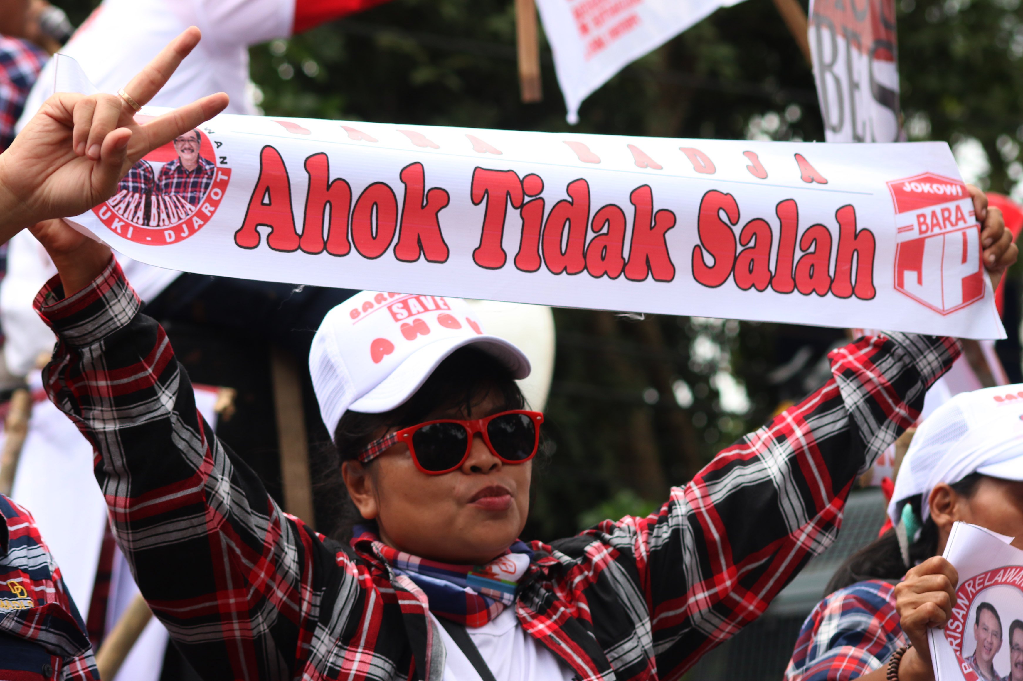 Massa aksi pendukung menuntut agar Gubernur nonaktif DKI Jakarta Basuki Tjahaja Purnama atau Ahok, dibebaskan. dengan membentang poster saat berlangsung sidang lanjutan kasus dugaan penisataan agama di Jakarta, Selasa (3/1). 