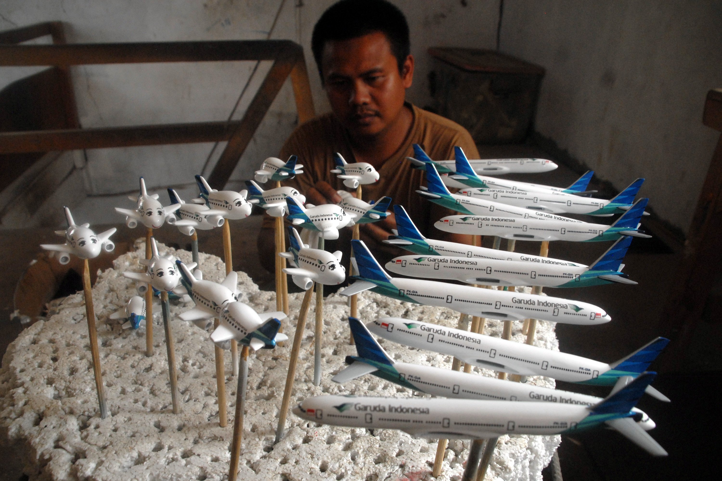 Bagi pecinta miniatur pesawat terbang, bisa langsung datang ke Bogor tepatnya di daerah Dramaga, ke sentra kerajinan replika pesawat yang berbahan dasar resin dengan bahan tambahan metal dan kayu.