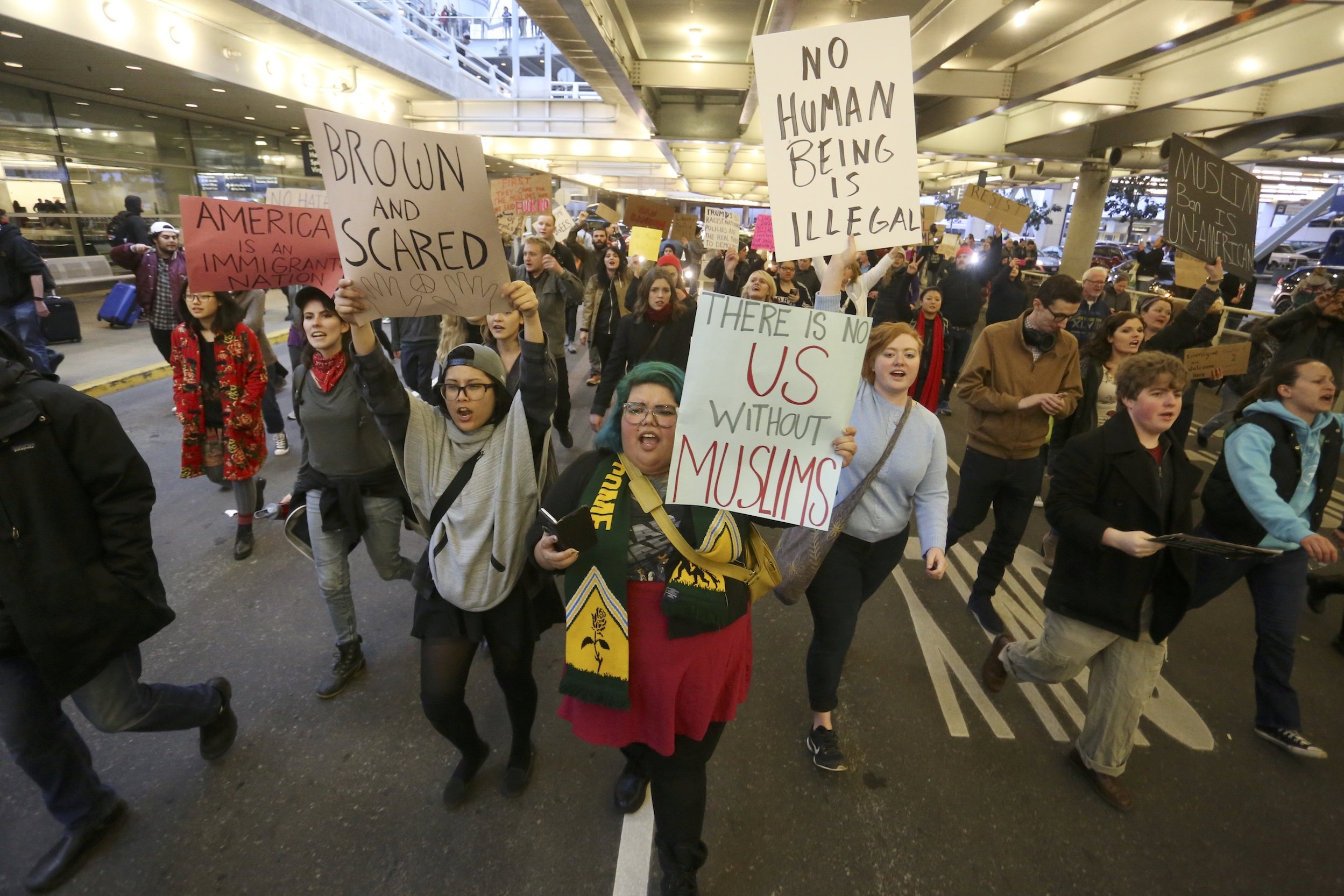 Para aktivis berkumpul di Bandara Internasional Portland untuk memprotes tindakan eksekutif larangan perjalanan Presiden Donald Trump di Portland, Oregon, Amerika Serikat, Minggu (29/1).