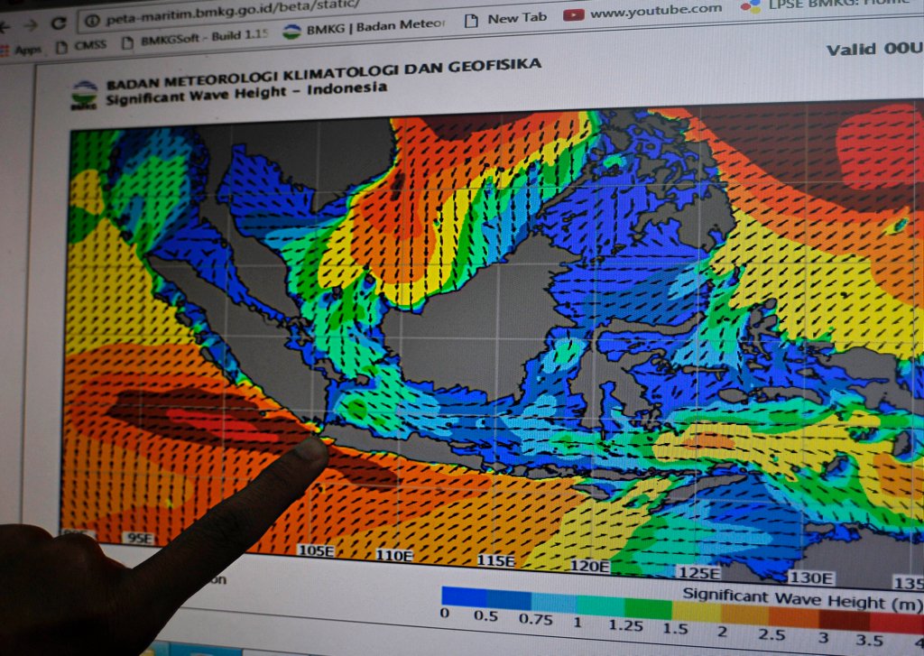 Petugas BMKG (Badan Meteorologi, Klimatologi dan Geofisika) menunjuk peta cuaca hasil penginderaan Satelit di Laboratorium BMKG di Serang, Banten, Rabu (1/2). BMKG merilis peringatan dini dampak puncak musim hujan disertai petir dan angin kencang akan menimbulkan gelombang tinggi 2,5 meter - 3 meter serta ancaman banjir dan longsor di Aceh Barat, sepanjang pantai Barat Pulau Sumatera, Pesisir Utara Jawa, Selat Karimata, Maluku Selatan dan Papua mulai 1 - 6 Februari 2017, sedangkan ombak sangat tinggi hingga