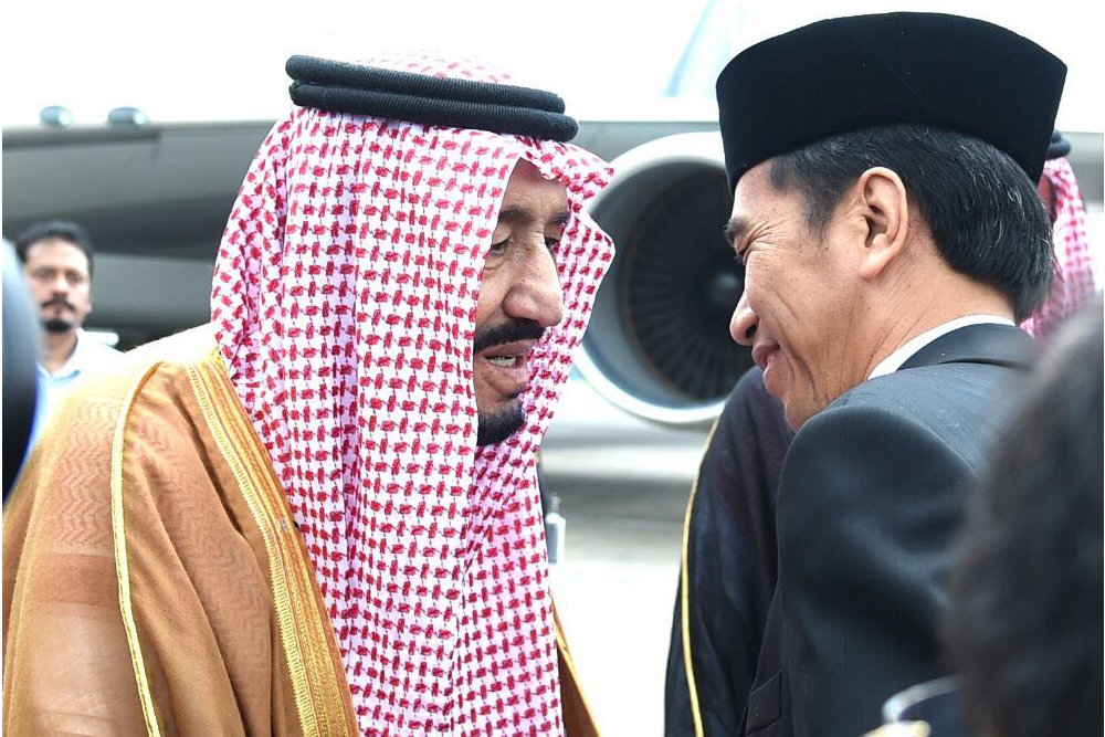 Jokowi sambut Raja Salman di Bandara Halim Perdanakusuma, Jakarta, Rabu, (01/02). 