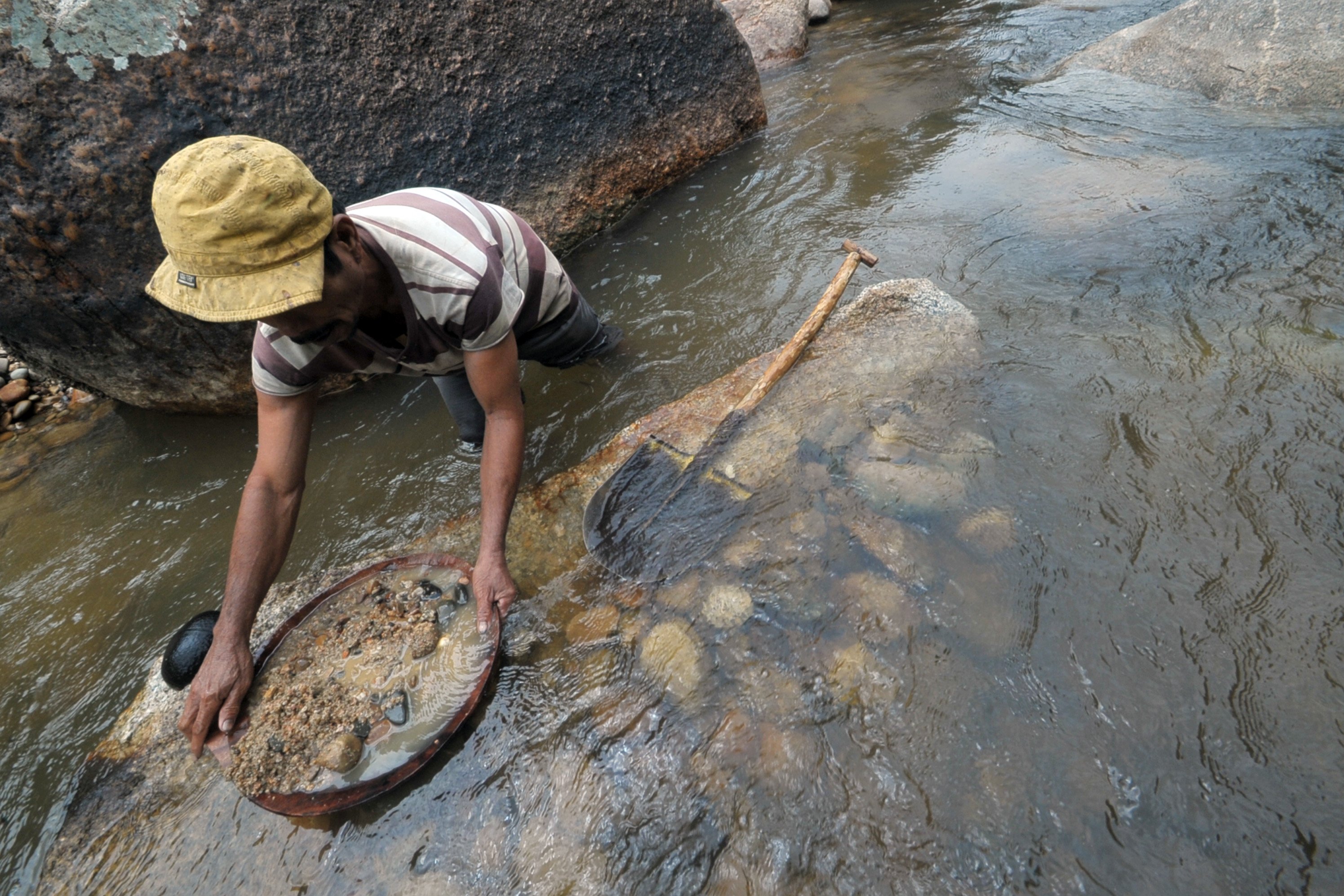 Warga mencari emas dengan mendulang di Sungai Batang Sumpur Lubuk Tasapik, Nagari Sisawah, Sumatera Barat.