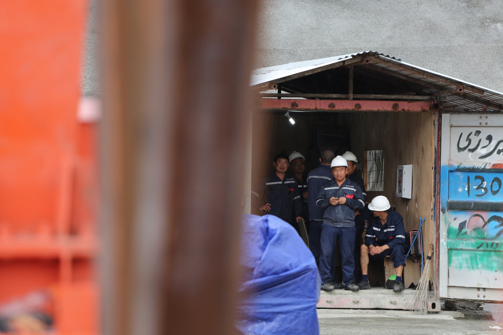 Pekerja beristirahat pada area Power House proyek PLTA Jatigede di Sumedang, Jawa Barat, Kamis (6/4).