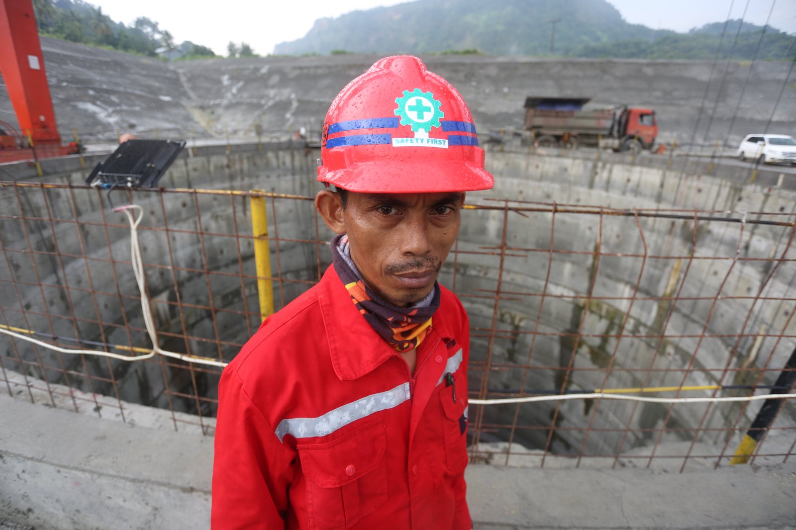 Khekhes (45 tahun), warga Kadipaten yang bekerja di area Power House proyek PLTA Jatigede di Sumedang, Jawa Barat, Kamis (6/4).