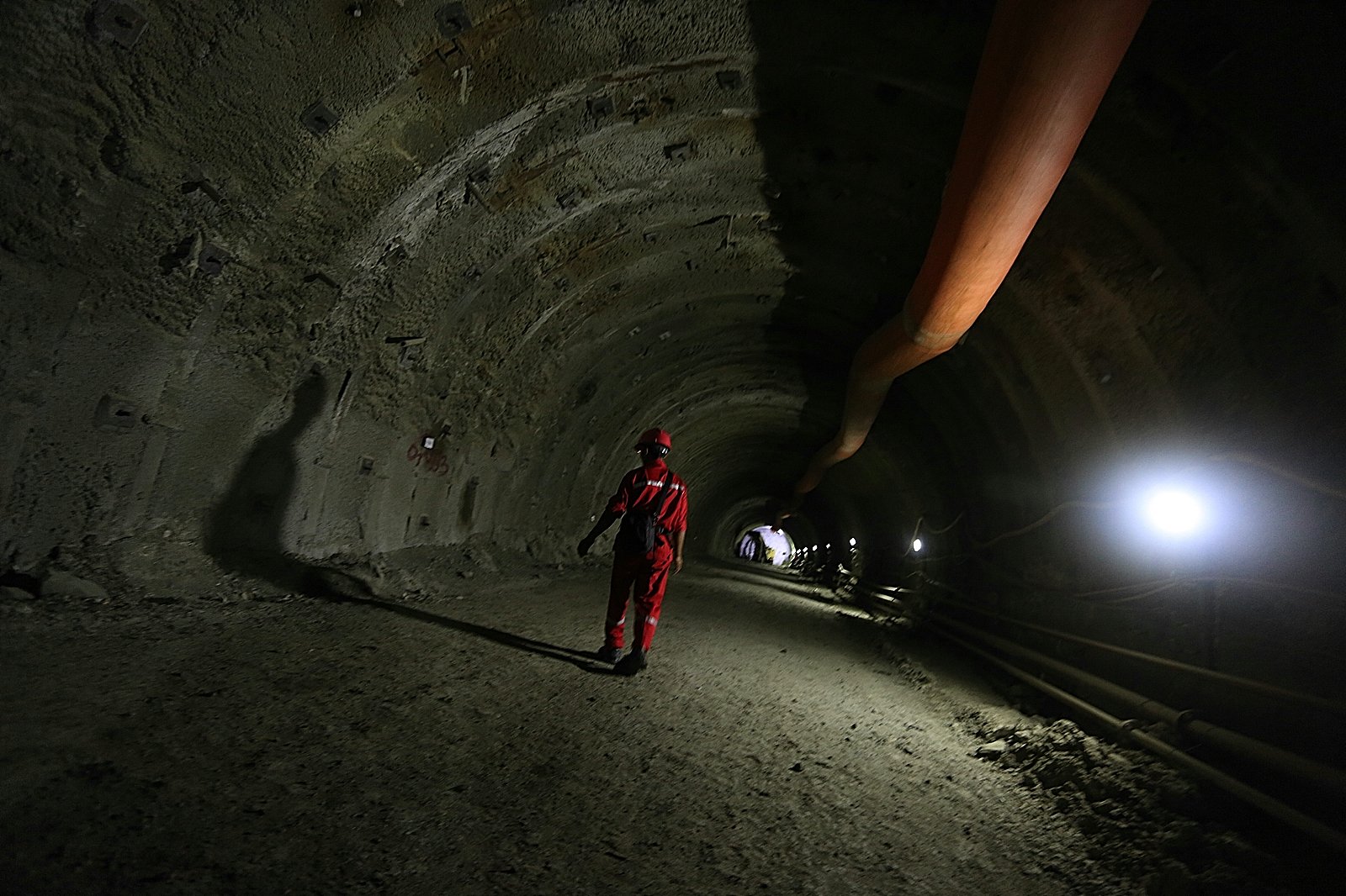 Pekerja mengecek jalur terowongan akhir arus air pembangkit dari lubang Power House di area Tailrace Tunnel proyek PLTA Jatigede di Sumedang, Jawa Barat, Kamis (6/4). 