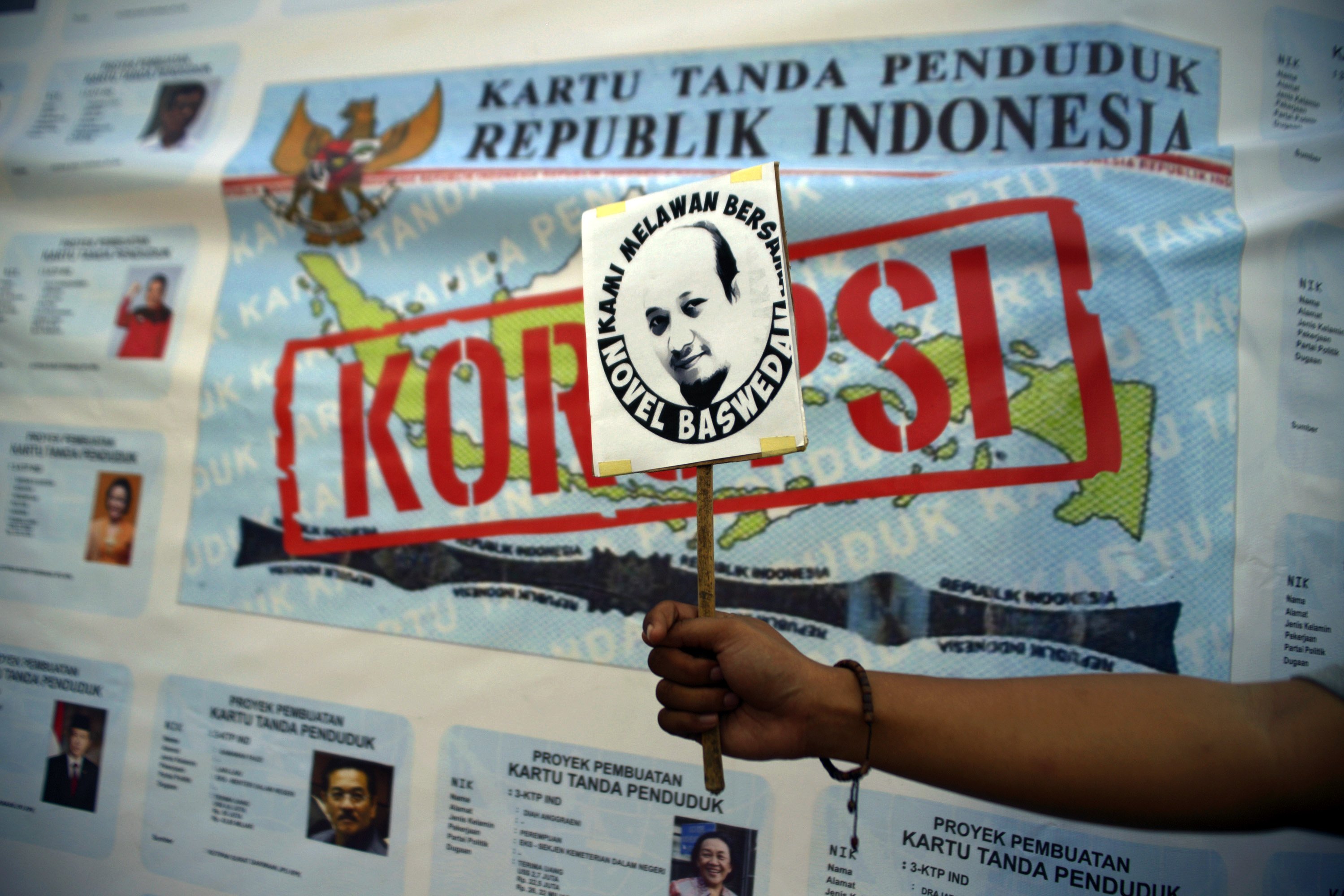 Poster dukungan kepada penyidik KPK Novel Baswedan di Makassar, Sulawesi Selatan, Selasa (11/4).