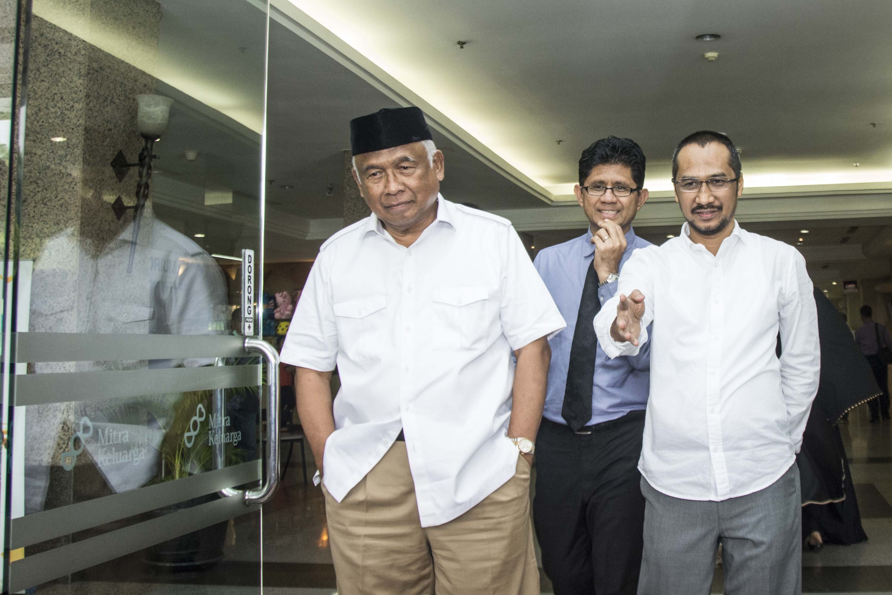 Wakil Ketua KPK Laode Muhammad Syarif (tengah) bersama mantan Ketua KPK Taufiqurrahman Ruki (kiri) dan Abraham Samad (kanan) usai menjenguk penyidik KPK Novel Baswedan di Jakarta, Selasa (11/4).