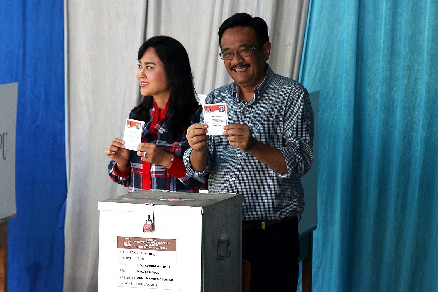 Calon Wakil Gubernur DKI Jakarta Djarot Saiful Hidayat bersama istrinya, Happy Farida (kiri), melakukan pencoblosan di TPS 8, Kuningan, Jakarta, Rabu (19/4). 