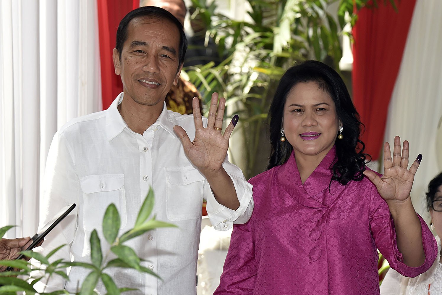Presiden Joko Widodo dan Ibu Negara Iriana Joko Widodo usai melakukan pencoblosan di TPS 04 Gambir, Jakarta, Rabu (19/4).