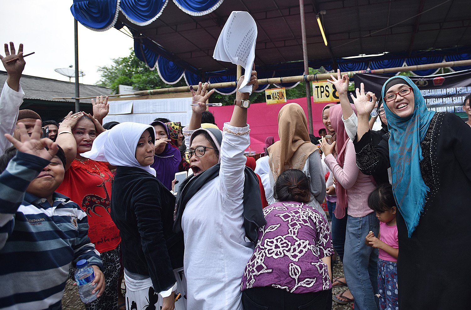 Warga meluapkan kegembiraan seusai penghitungan suara Pilkada DKI Jakarta putaran kedua di TPS 8, Kebon Melati, Jakarta, Rabu (19/4).