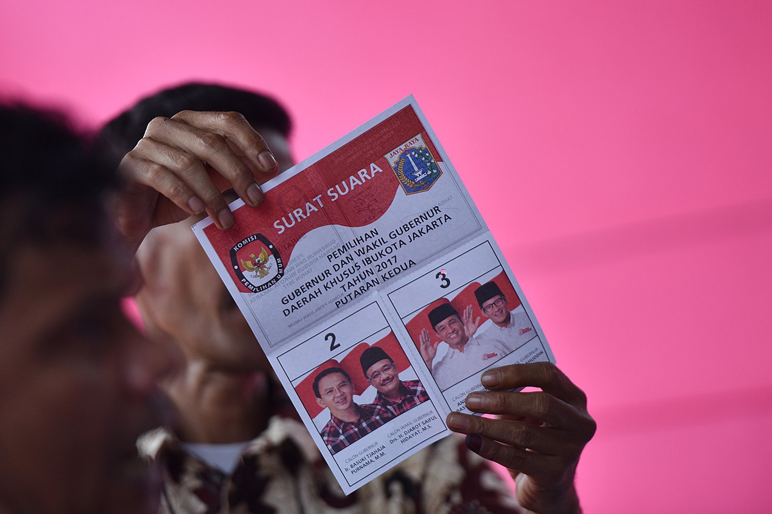 Petugas KPPS melakukan penghitungan suara Pilkada DKI Jakarta putaran kedua di TPS 8, Kebon Melati, Jakarta, Rabu (19/4).