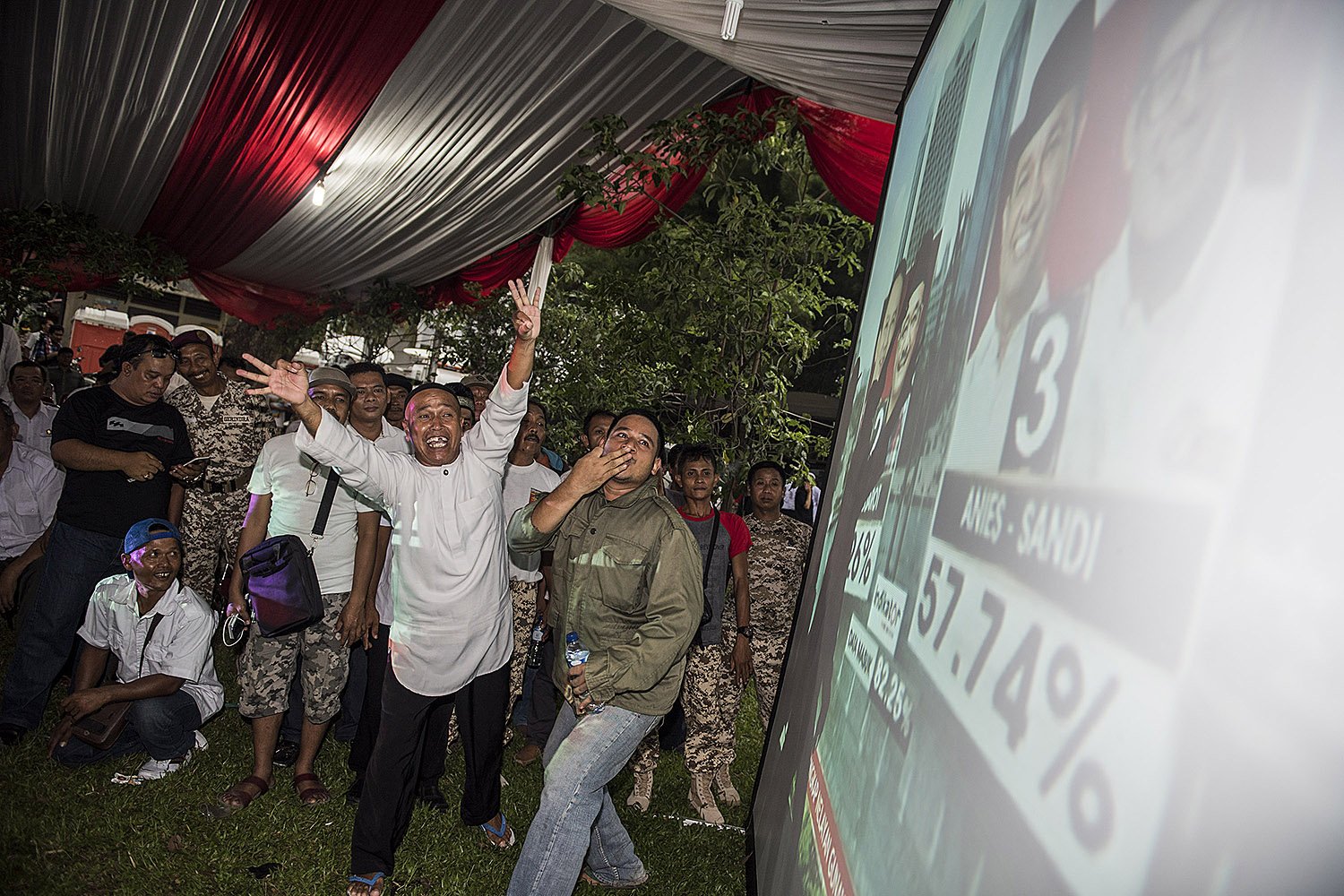Simpatisan Partai Gerindra merayakan kemenangan saat hasil hitung cepat Pilkada DKI Jakarta putaran kedua di DPP Partai Gerindra, Jakarta, Rabu (19/4).