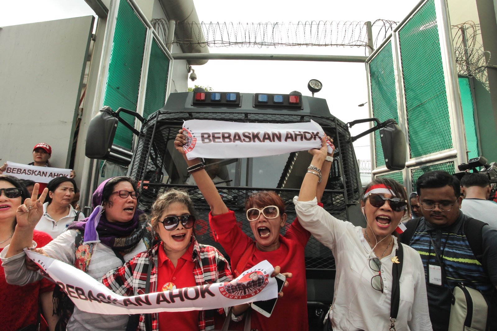 Sejumlah pendukung Gubernur DKI Jakarta Basuki Tjahaja Purnama (Ahok) melakukan aksi di depan Rutan Cipinang, Jakarta, Selasa (9/5).