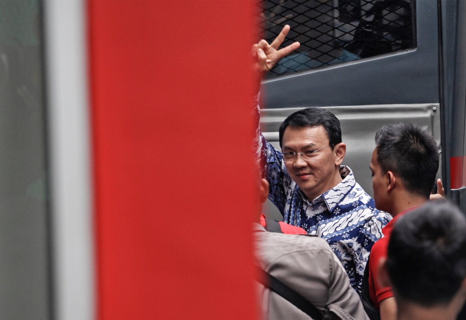 Terpidana kasus penodaan agama, Basuki Tjahaja Purnama (Ahok) melambaikan tangan saat tiba di rumah tahanan Cipinang, Jakarta, Selasa (9/5).