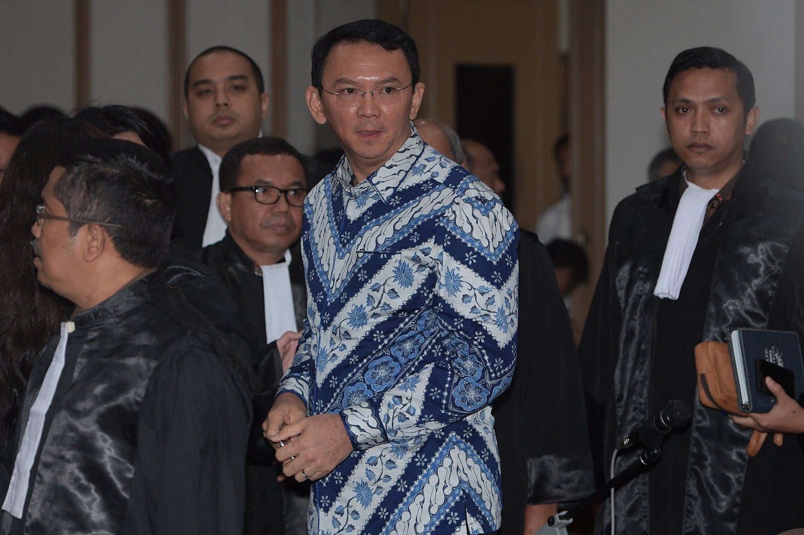 Gubernur DKI Jakarta Basuki Tjahaja Purnama (Ahok) menjalani sidang sebagai terdakwa kasus penodaan agama di Pengadilan Negeri Jakarta Utara, yang bertempat di Auditorium Kementerian Pertanian, Jakarta Selatan, Selasa (9/5).