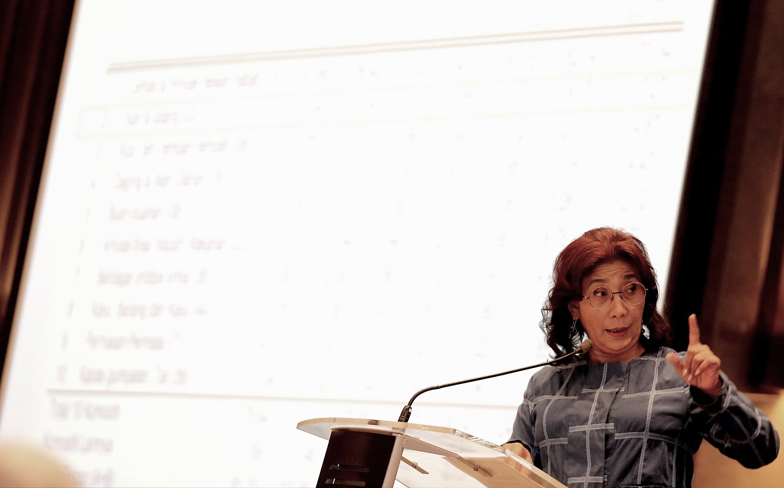 Menteri Kelautan dan Perikanan, Susi Pudjiastuti saat menjadi pembicara kunci dalam diskusi, Jakarta, Selasa, (09/05)