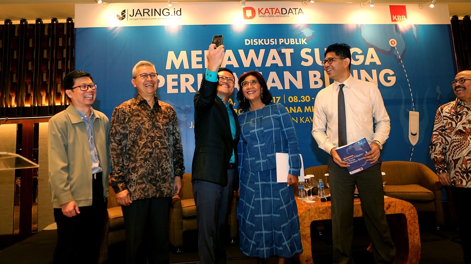 Sekjen Asosiasi Unit Pengolahan Ikan di Bitung, Franky Tumion berswafoto dengan Menteri Kelautan dan Perikanan, Susi Pudjiastuti di Jakarta, Selasa, (09/05).