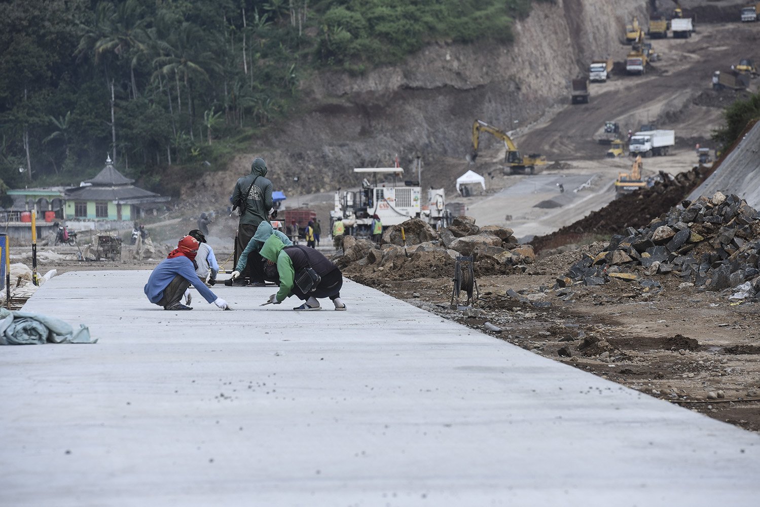 Pekerja menyelesaikan pembangunan proyek jalan Tol Bawen-Salatiga di Bawen, Semarang, Jawa Tengah, Minggu (28/5).