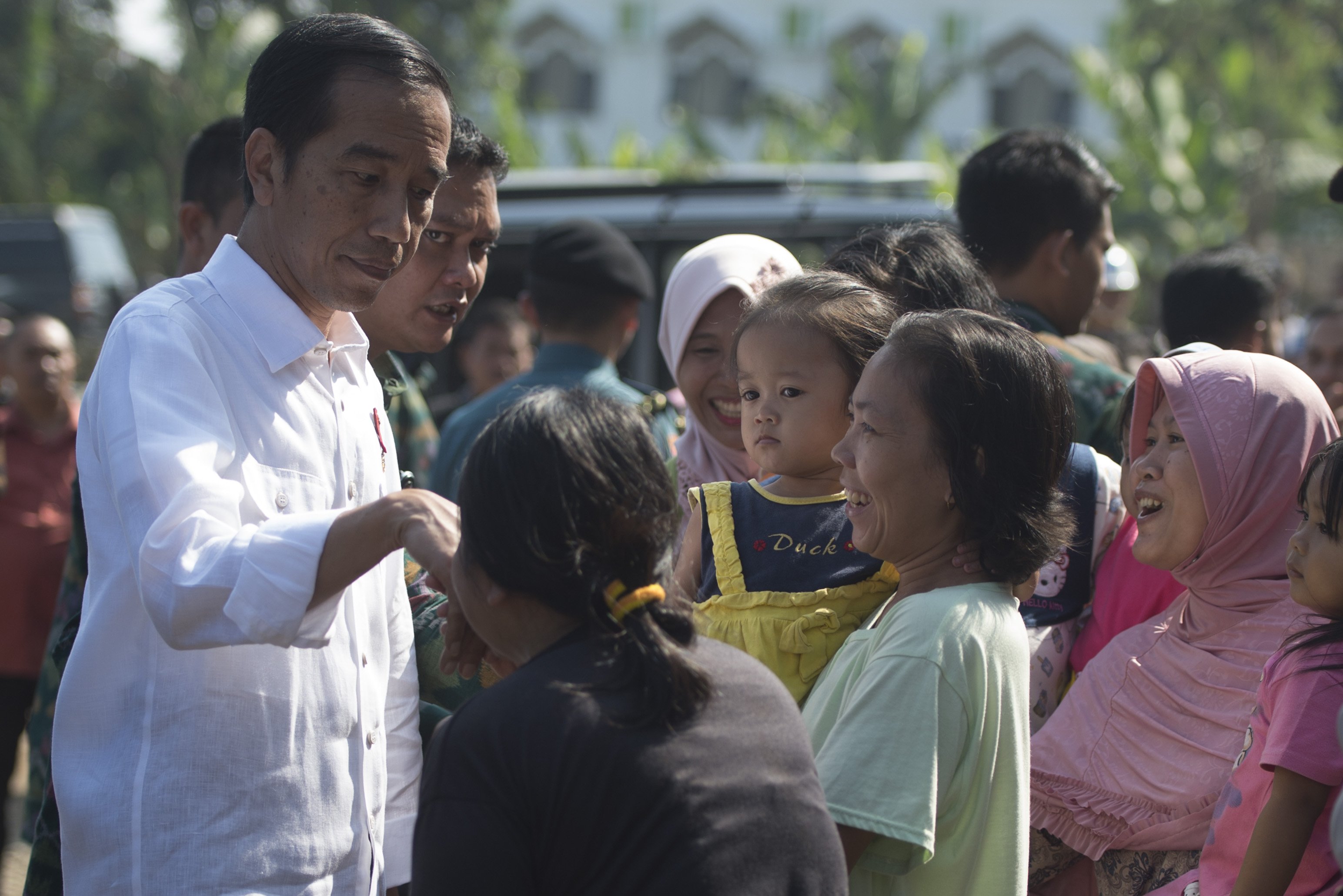 Presiden Joko Widodo membagikan sembako kepada warga di Kampung Ciawi, Kota Bogor, Jawa Barat, Rabu (21/6)