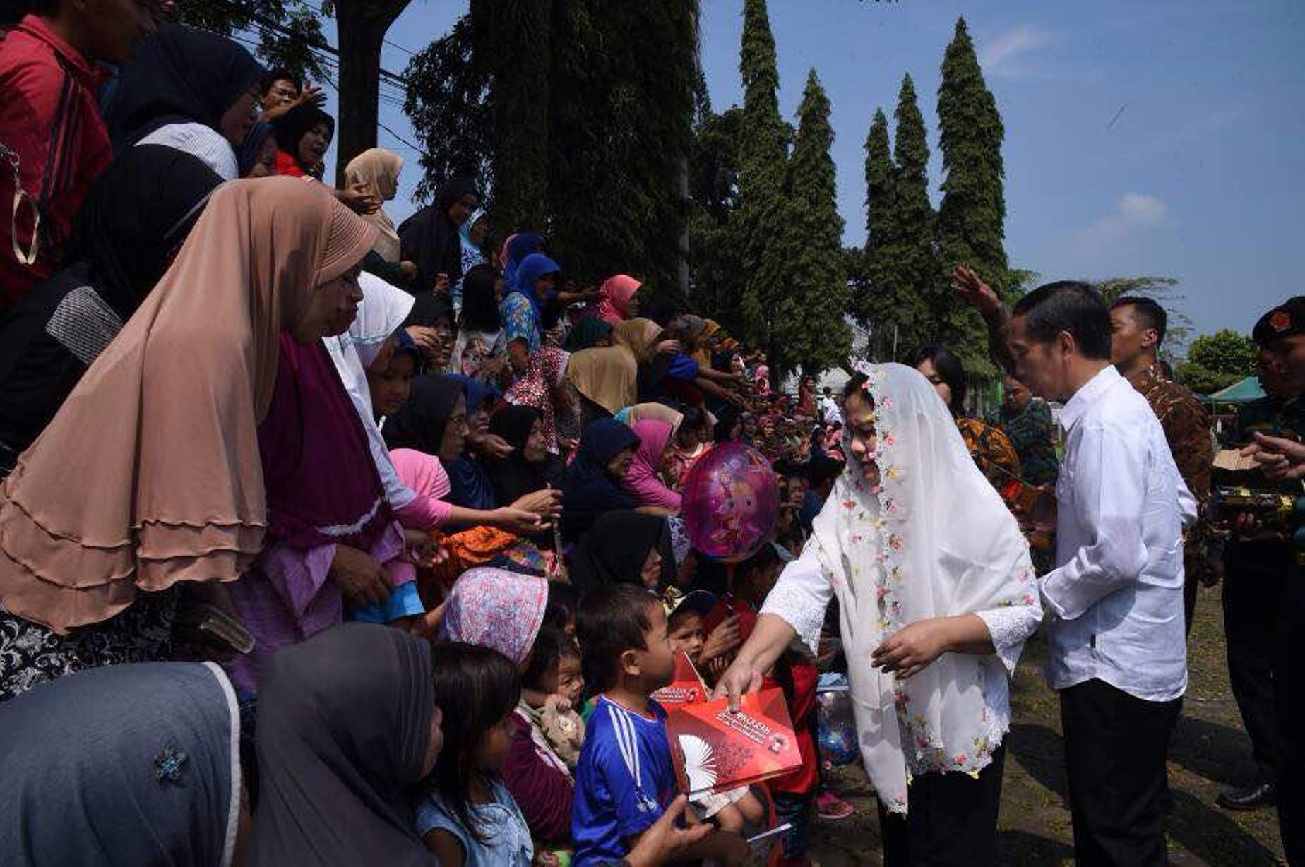 Ibu Negara Iriana dan Presiden Joko Widodo membagikan sembako kepada warga Rabu (21/6)