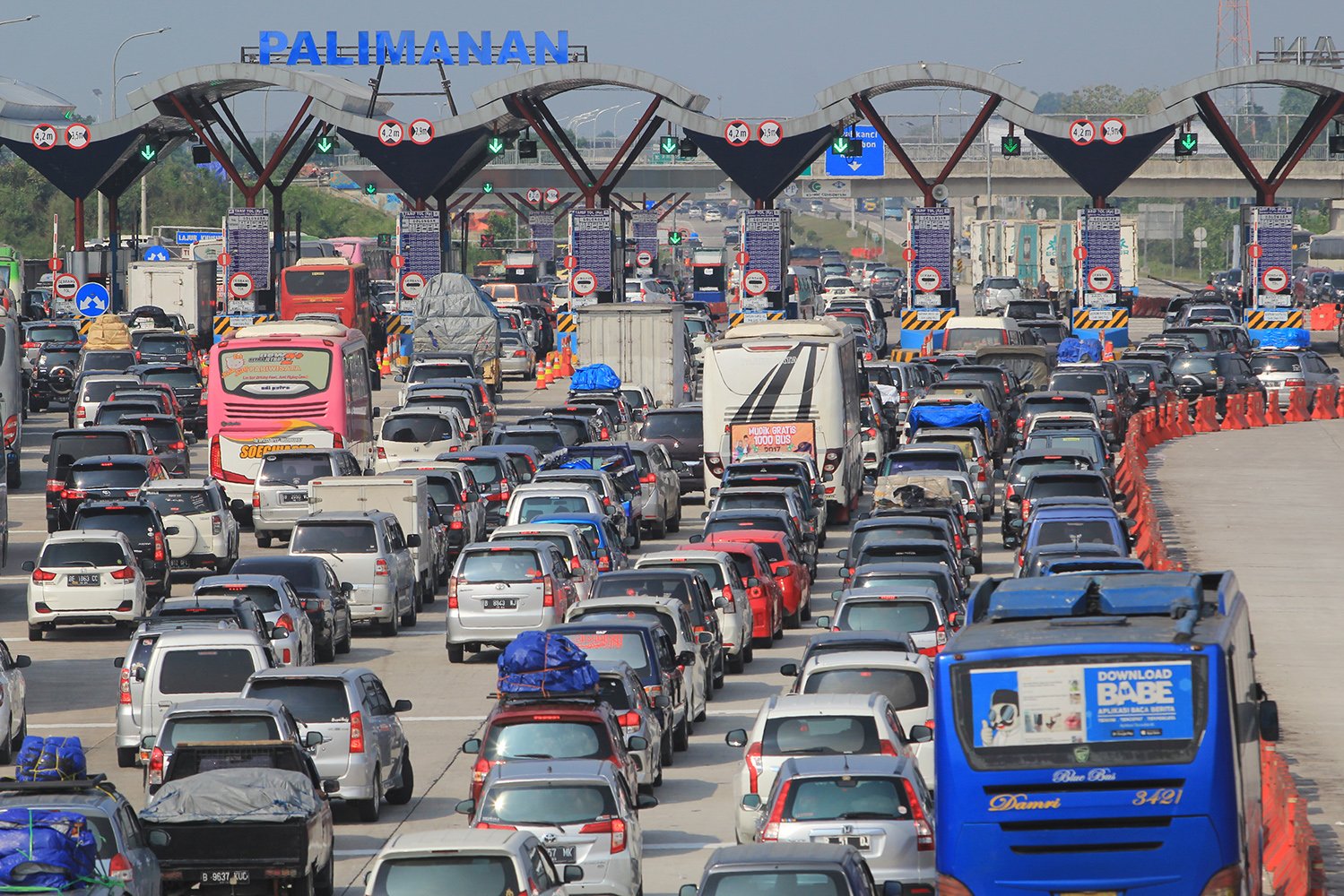 Kendaraan pemudik memadati gerbang tol Cipali-Palimanan, Cirebon, Jawa Barat, Rabu (21/6).