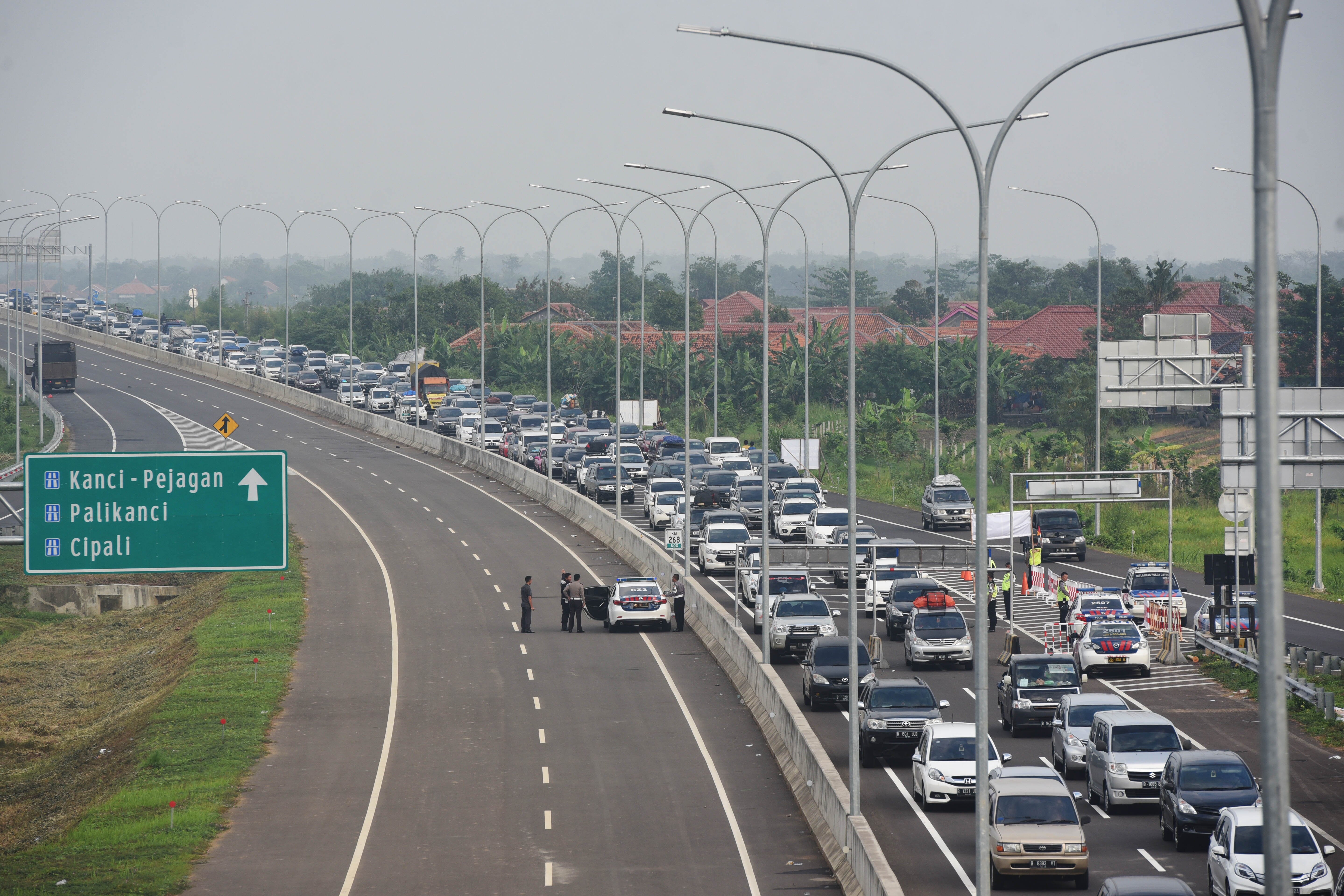 Antrean kendaraan mengular menjelang Gerbang Tol Kaligangsa yang mengarah ke Jalan Tol Fungsional Brebes-Batang di Brebes, Jawa Tengah, Rabu (21/6).