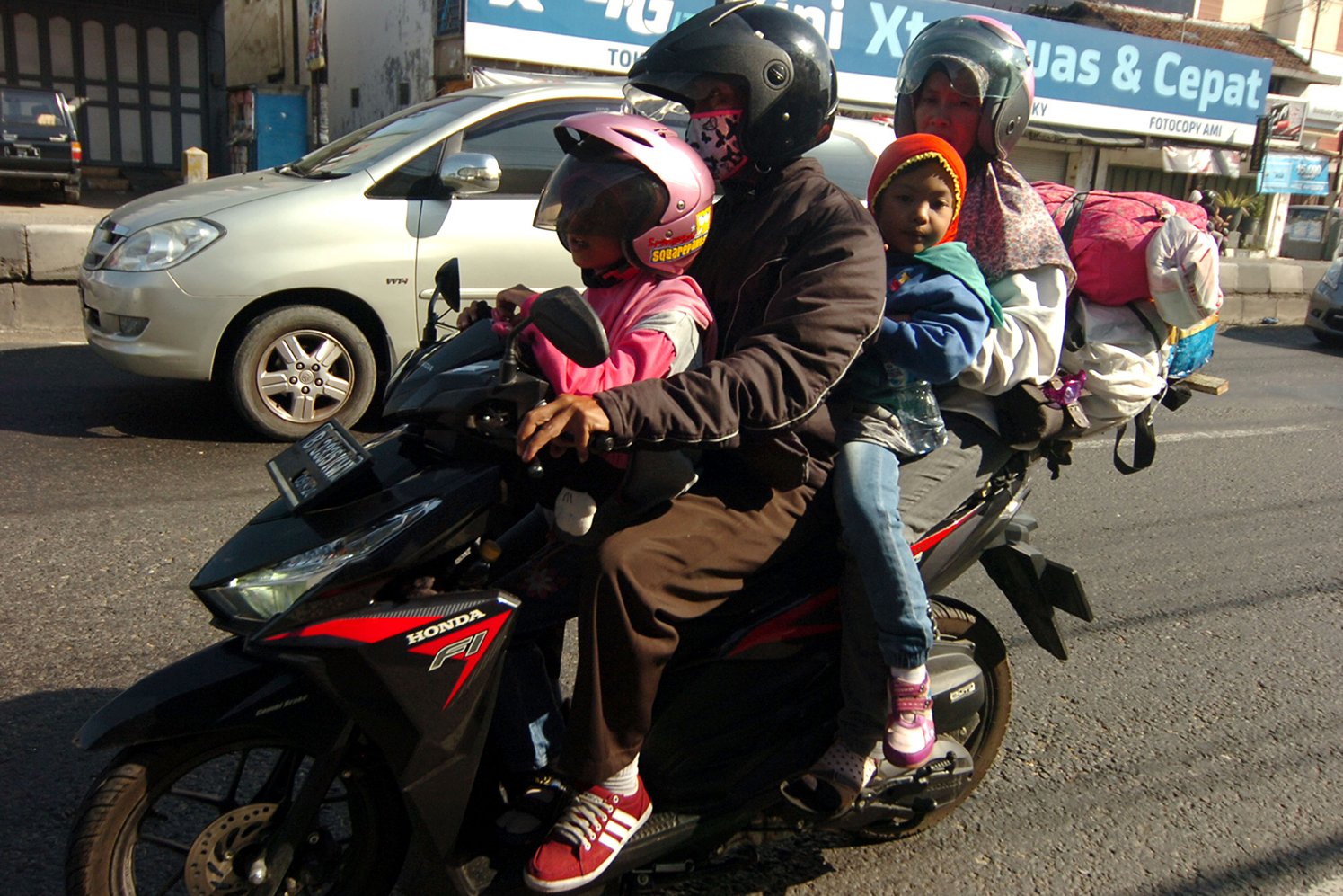 Pemudik mengendarai sepeda motor melintas di jalur Pantura, Tegal, Jawa Tengah, Minggu (18/6). Sejumlah pemudik yang menggunakan sepeda motor memilih berangkat lebih awal guna menghindari kepadatan lalu lintas. 