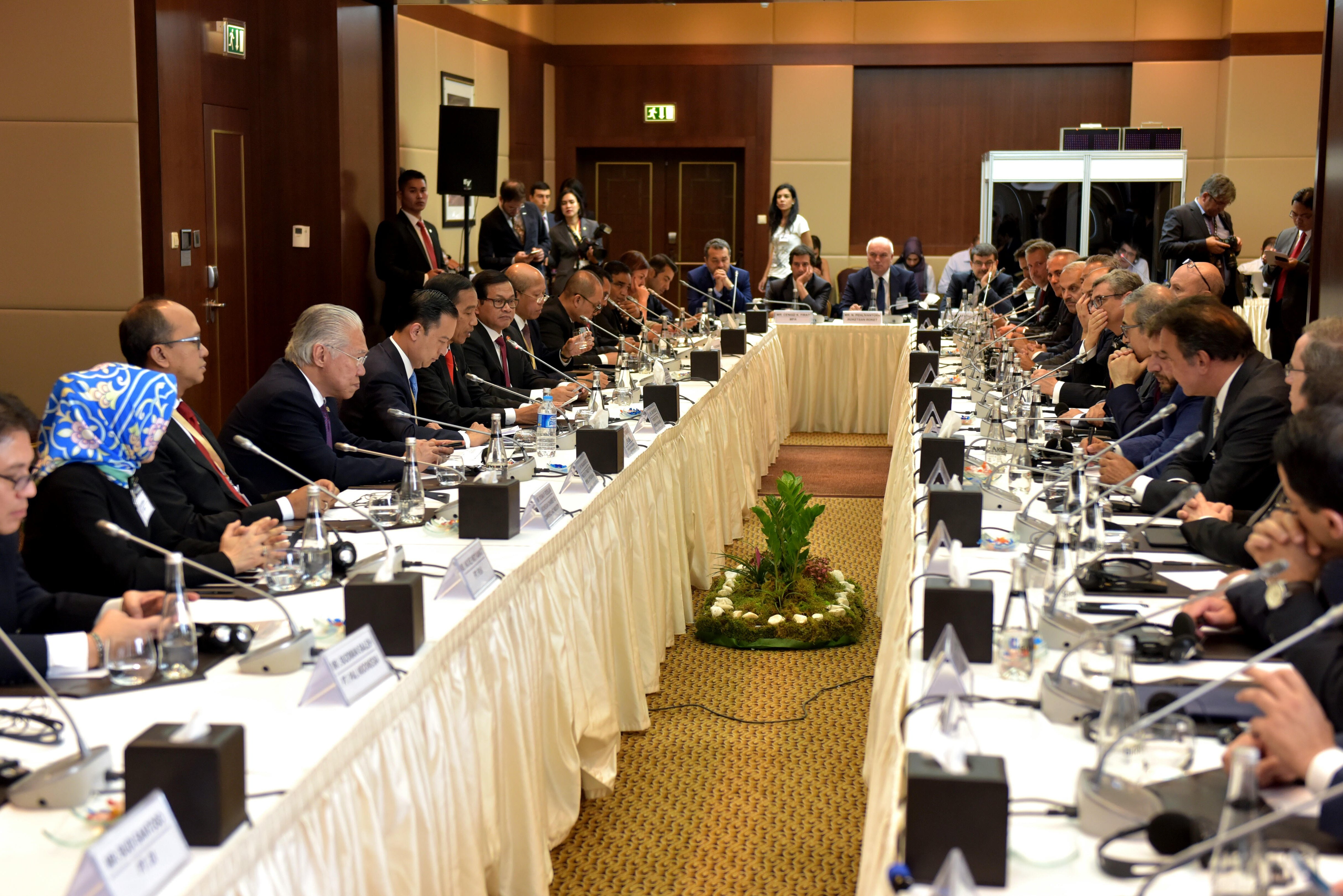 Presiden Joko Widodo didampingi sejumlah menteri Kabinet Kerja bertemu dengan para pengusaha Turki, di Hotel JW Marriot, Ankara, Turki, Kamis (6/7) sore. 